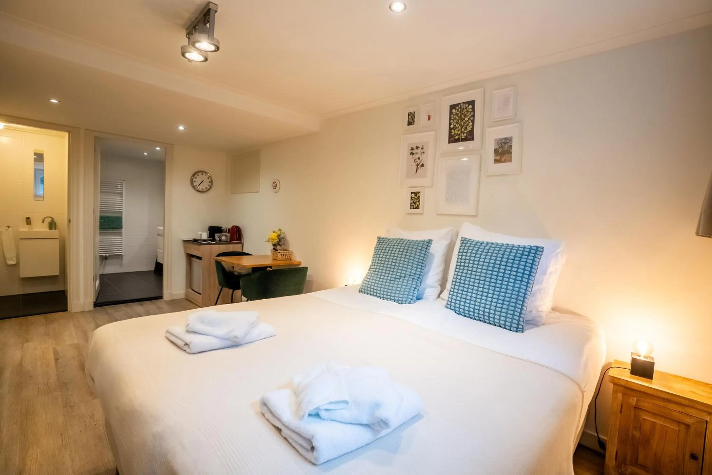 Bed in Nassau Canal Suites - in the heart of the city