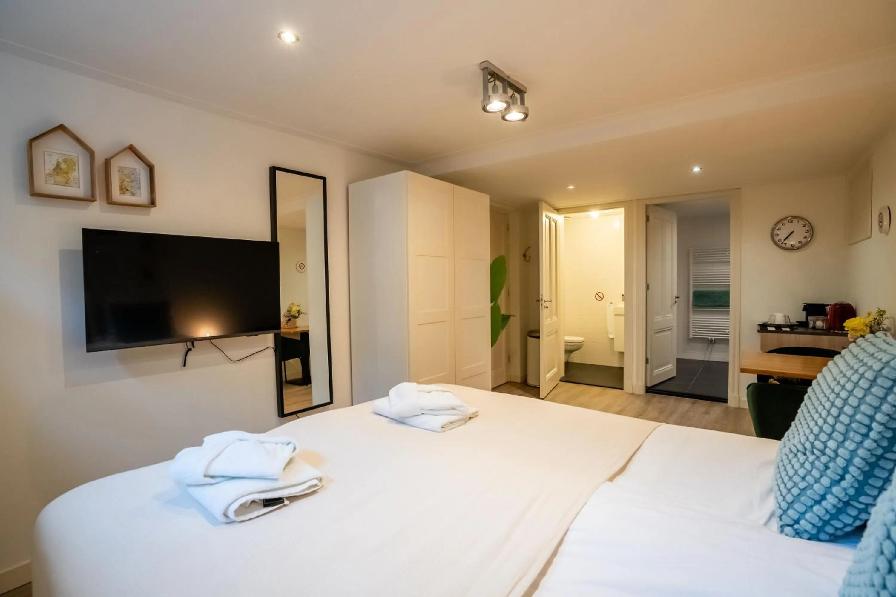 Bed in Nassau Canal Suites - in the heart of the city