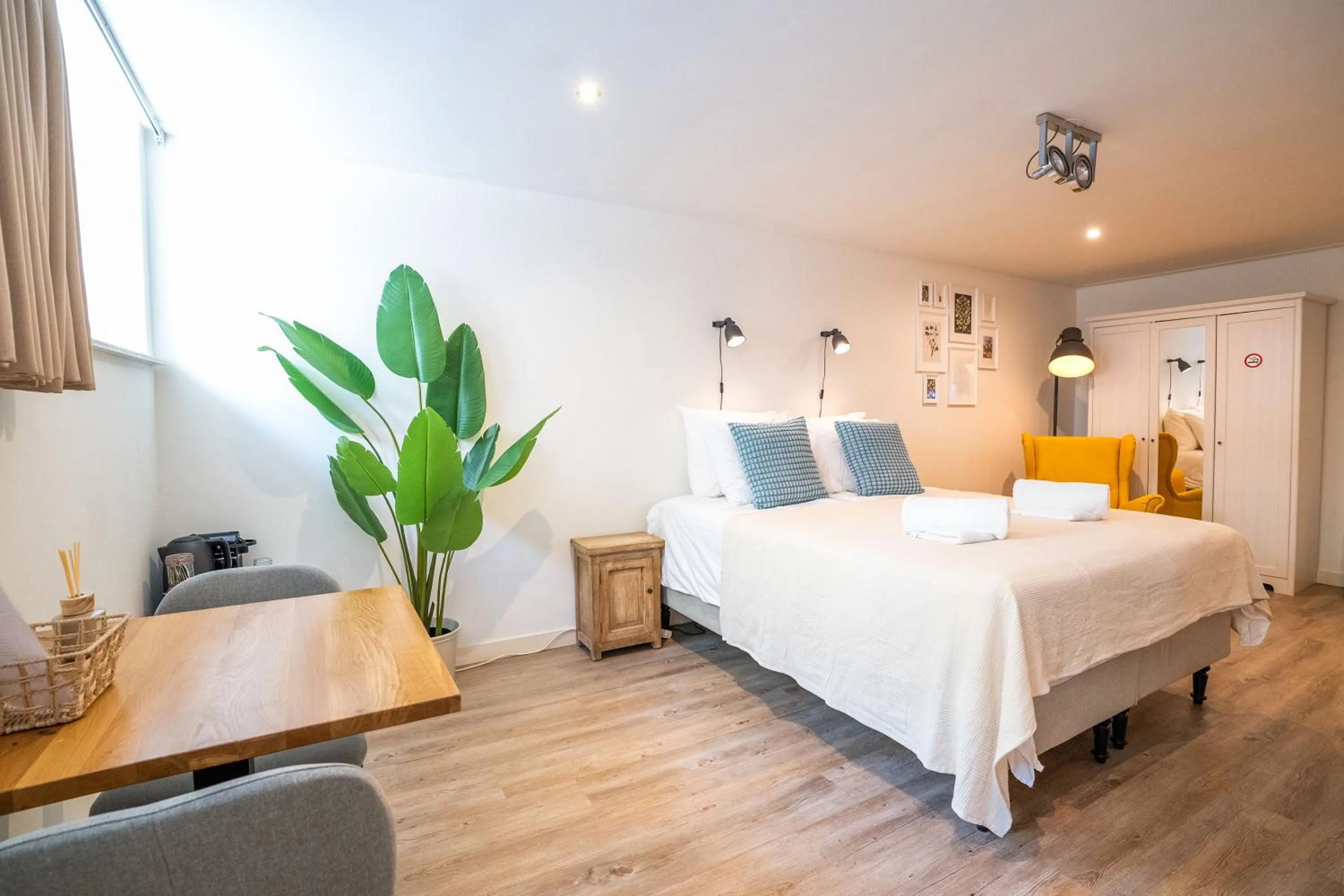 Photo of the whole room, Bed in Nassau Canal Suites - in the heart of the city