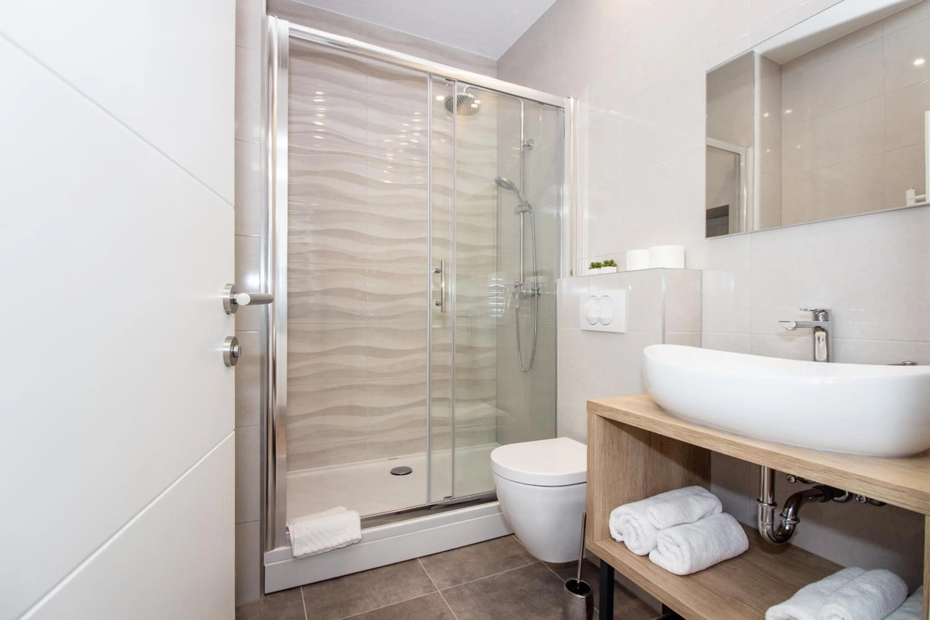 Shower in Lugo Apartments