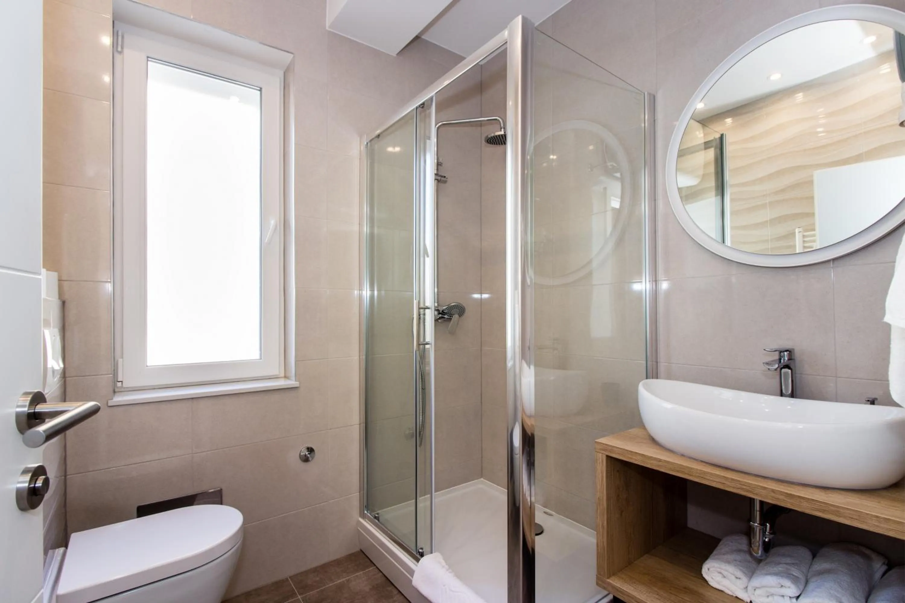 Shower in Lugo Apartments