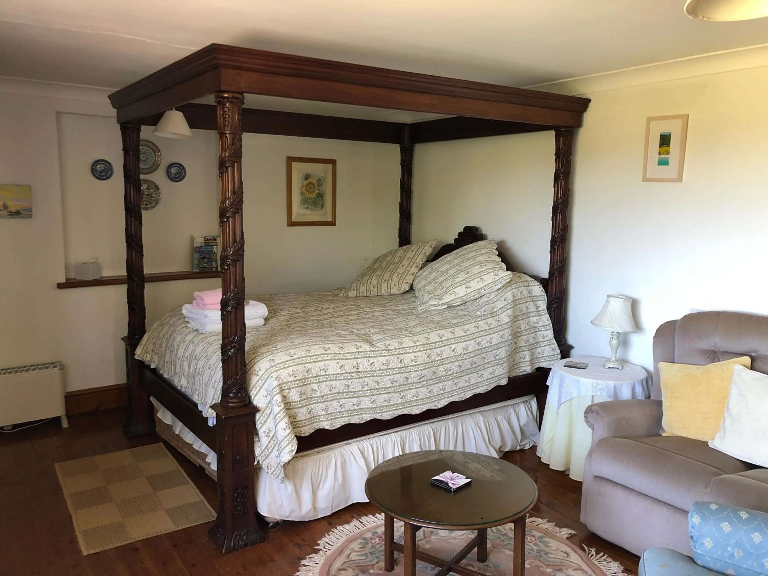 Photo of the whole room in Burton Farmhouse