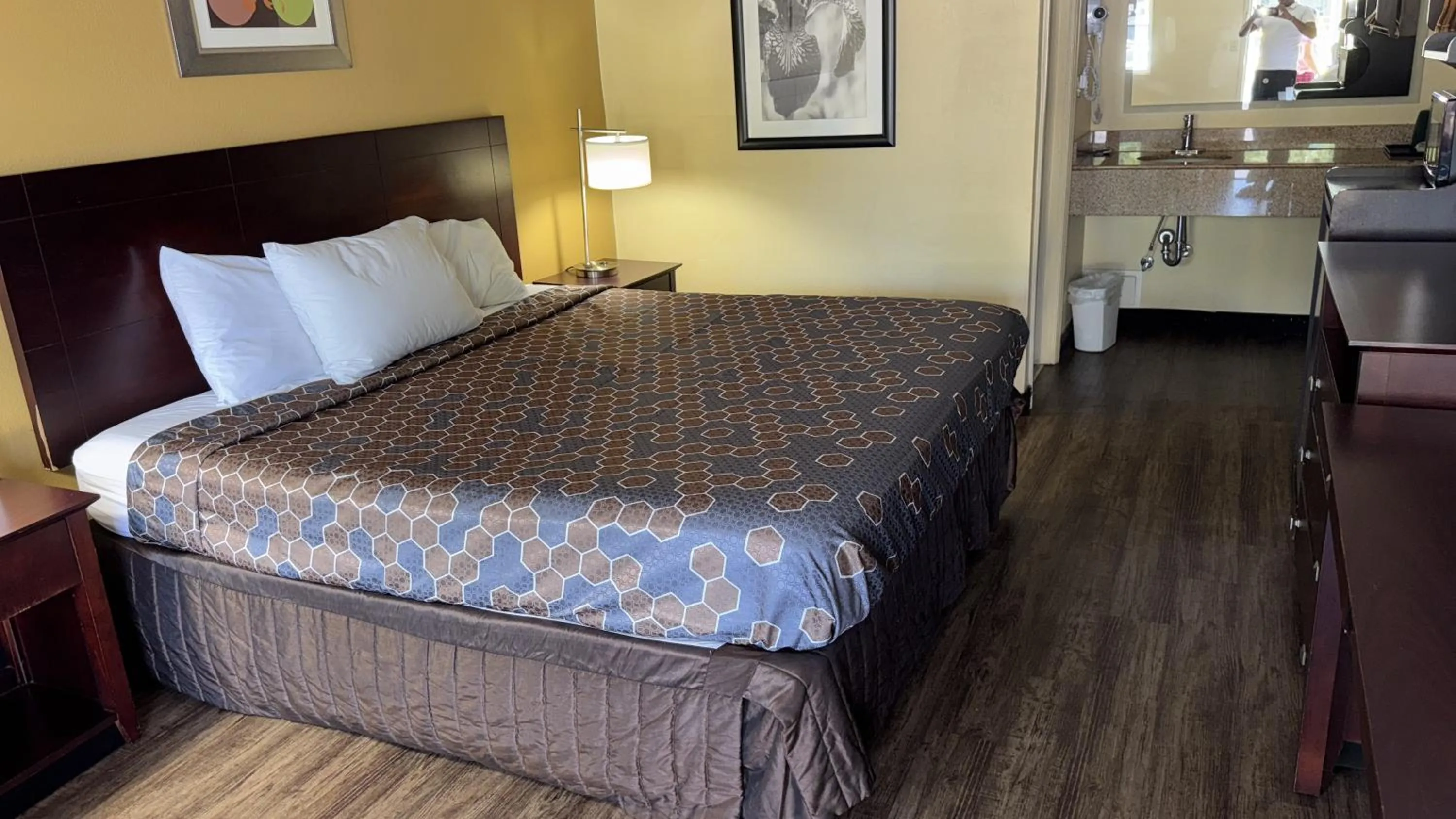 Bedroom, Bed in Somatel Goodlettsville