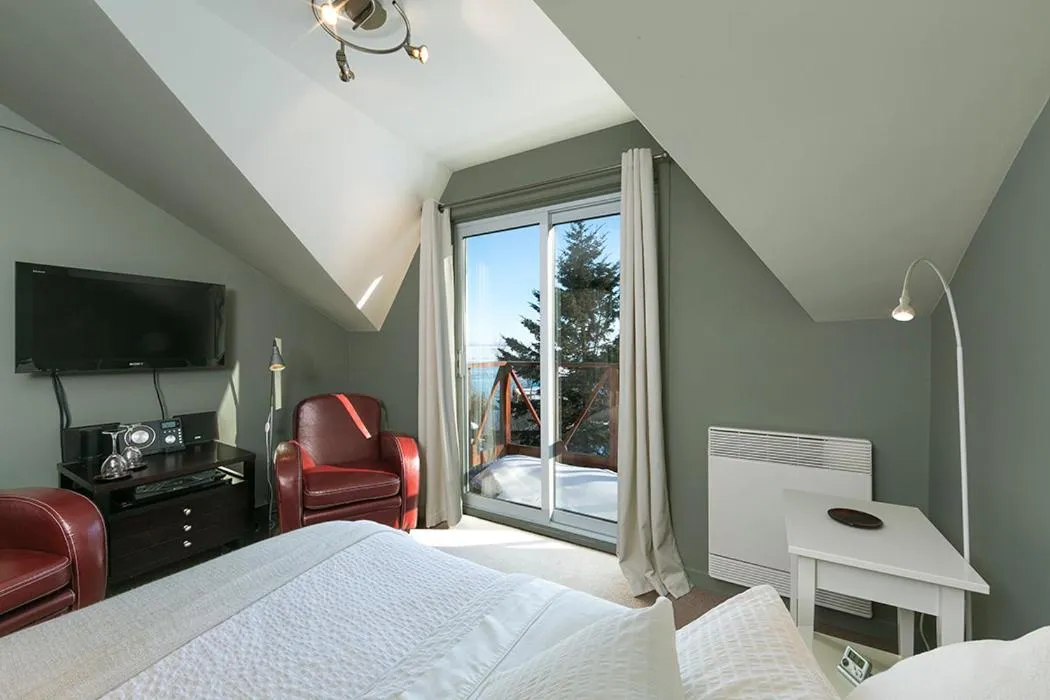 Bedroom, Bed in Auberge des Eaux Vives