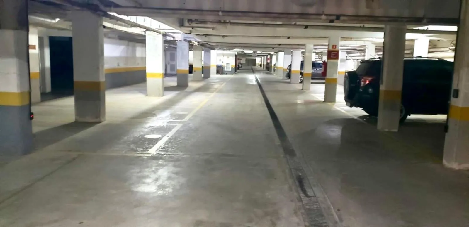 Parking in Residências Garcez - Pantai Enseada - Vista Mar