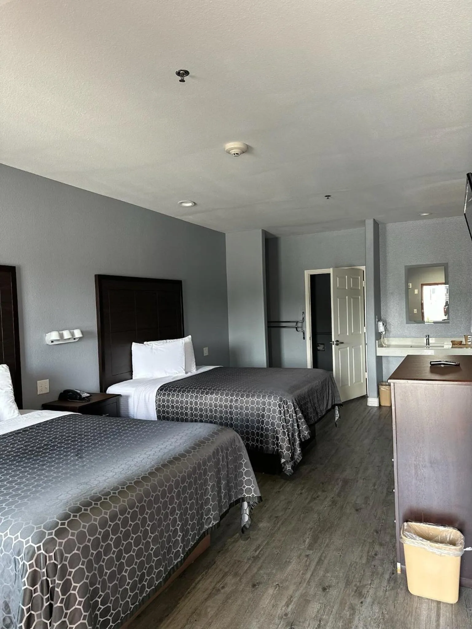 Bed in Atlantis Inn Suites