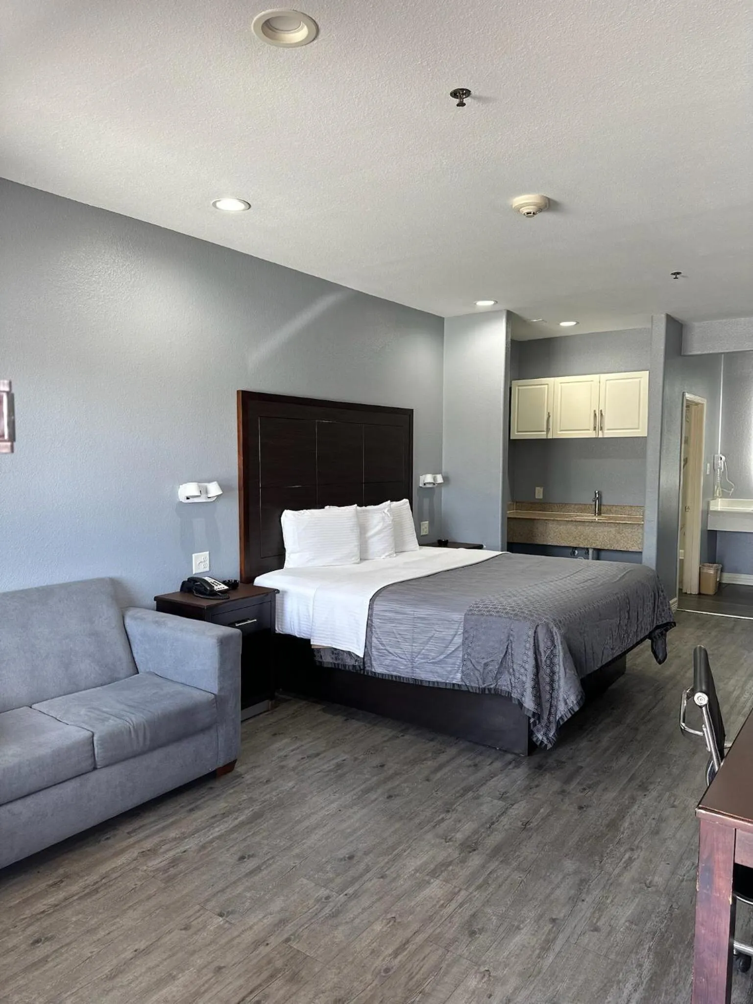 Bed in Atlantis Inn Suites