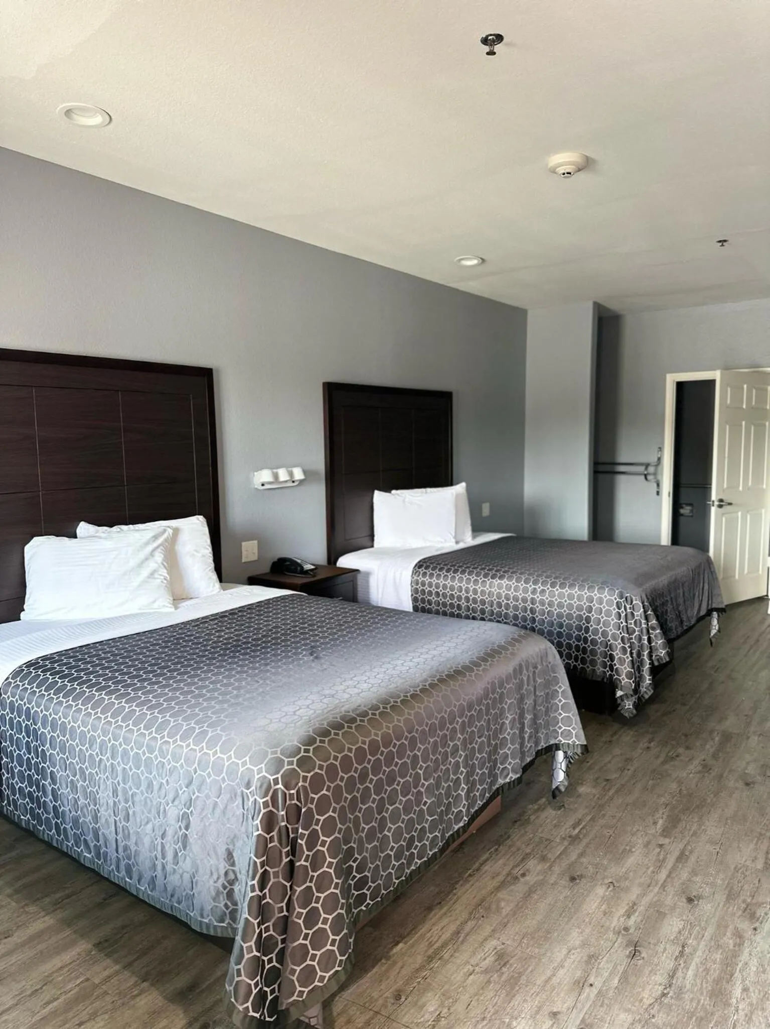 Bed in Atlantis Inn Suites