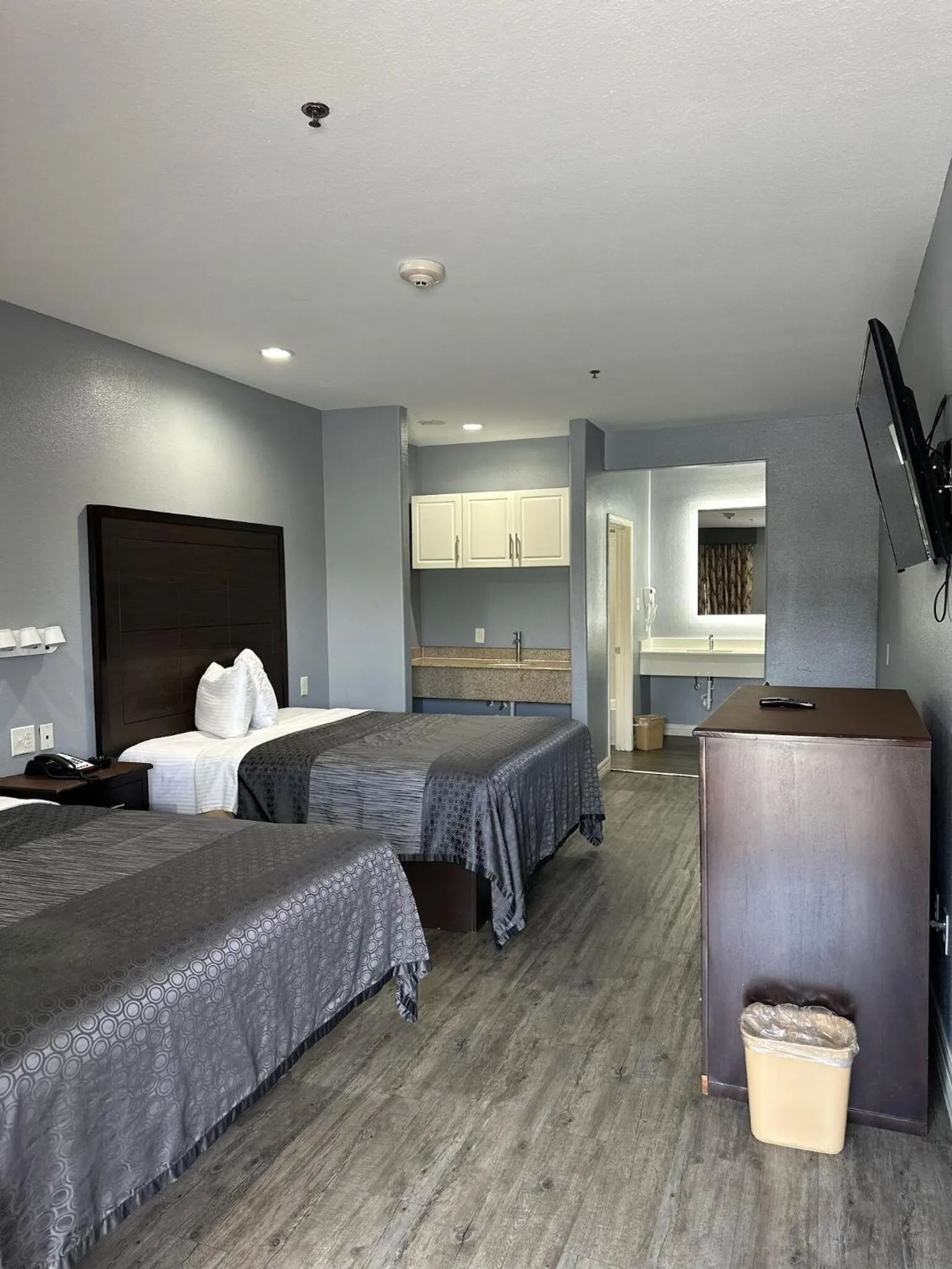 Bed in Atlantis Inn Suites