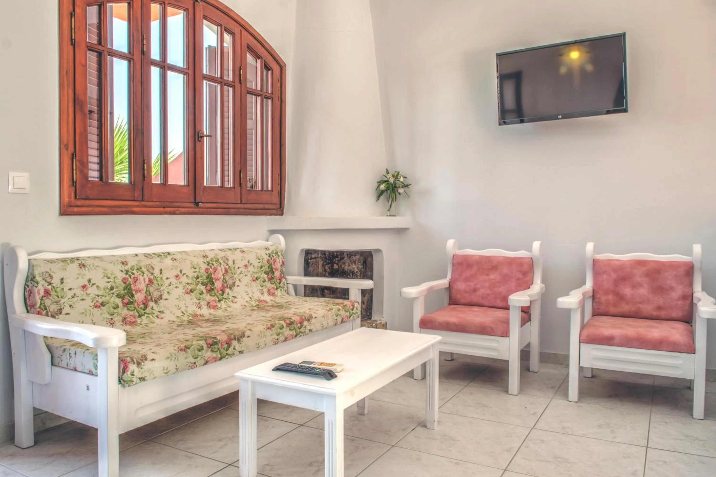 TV and multimedia in The Palm Garden - Idyllic Pool Apartments in a Green Oasis