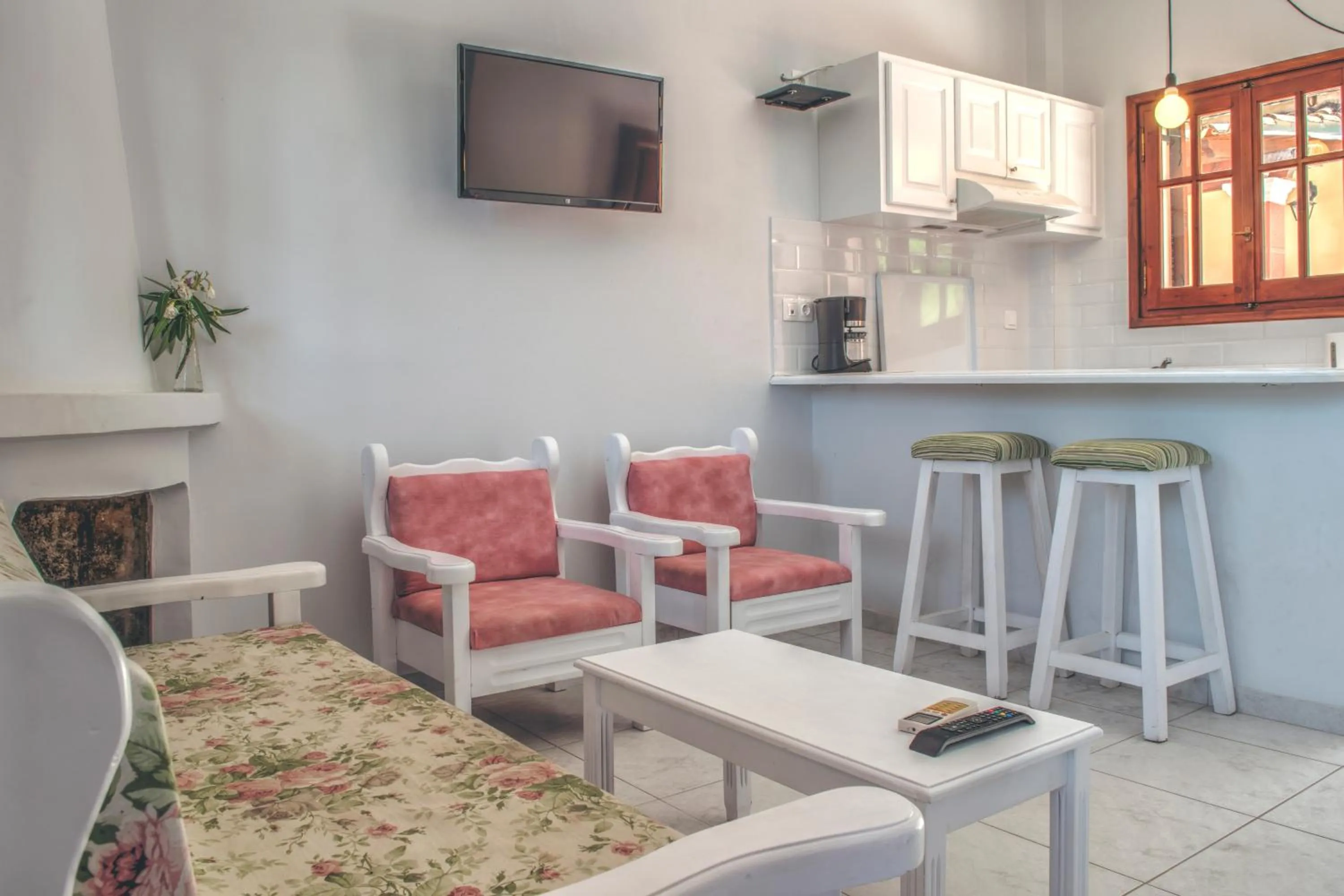 Kitchen or kitchenette in The Palm Garden - Idyllic Pool Apartments in a Green Oasis