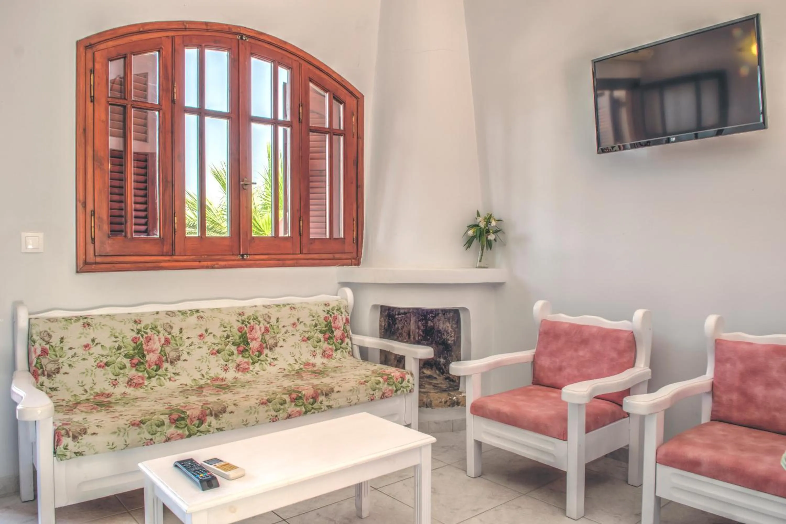 TV and multimedia in The Palm Garden - Idyllic Pool Apartments in a Green Oasis