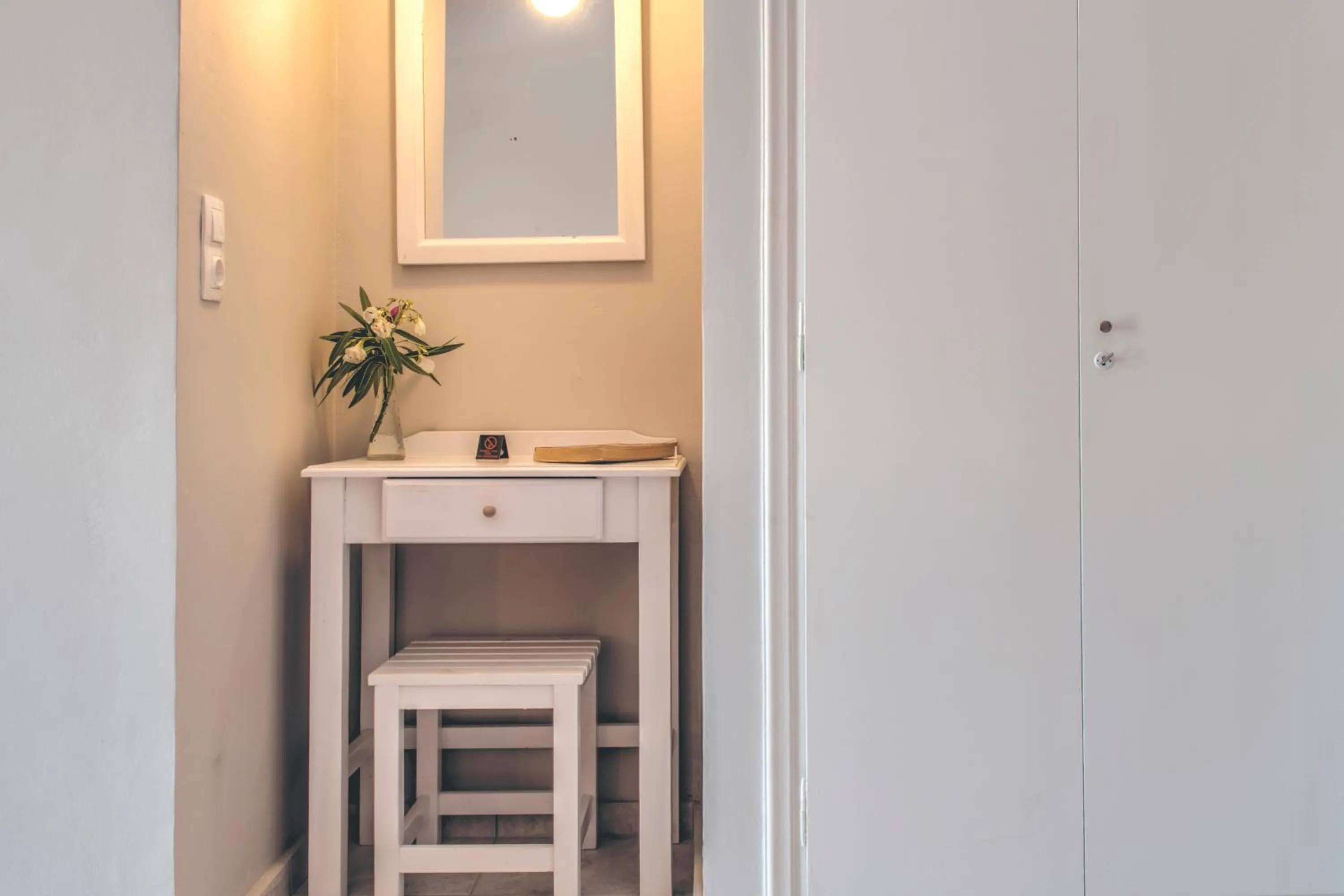 wardrobe in The Palm Garden - Idyllic Pool Apartments in a Green Oasis