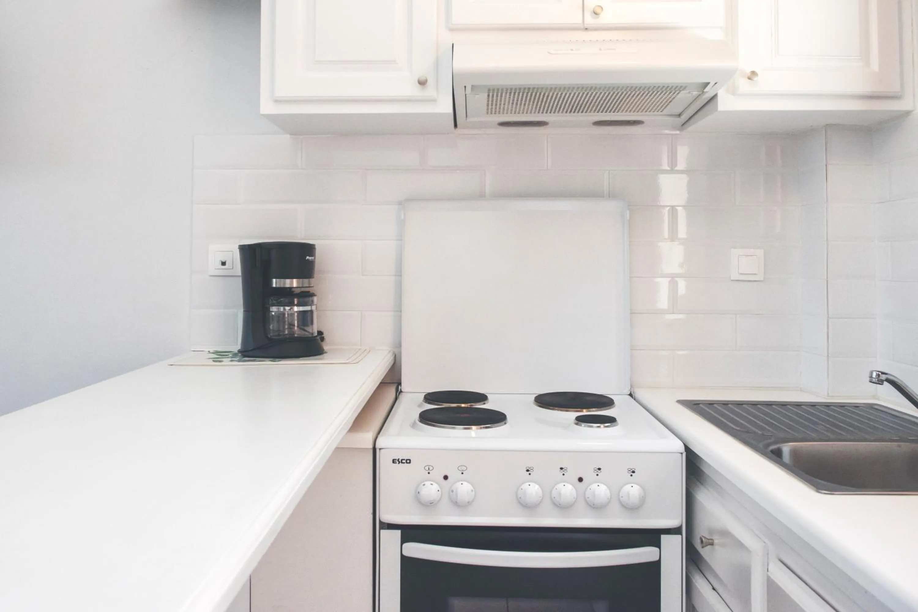 Kitchen or kitchenette in The Palm Garden - Idyllic Pool Apartments in a Green Oasis