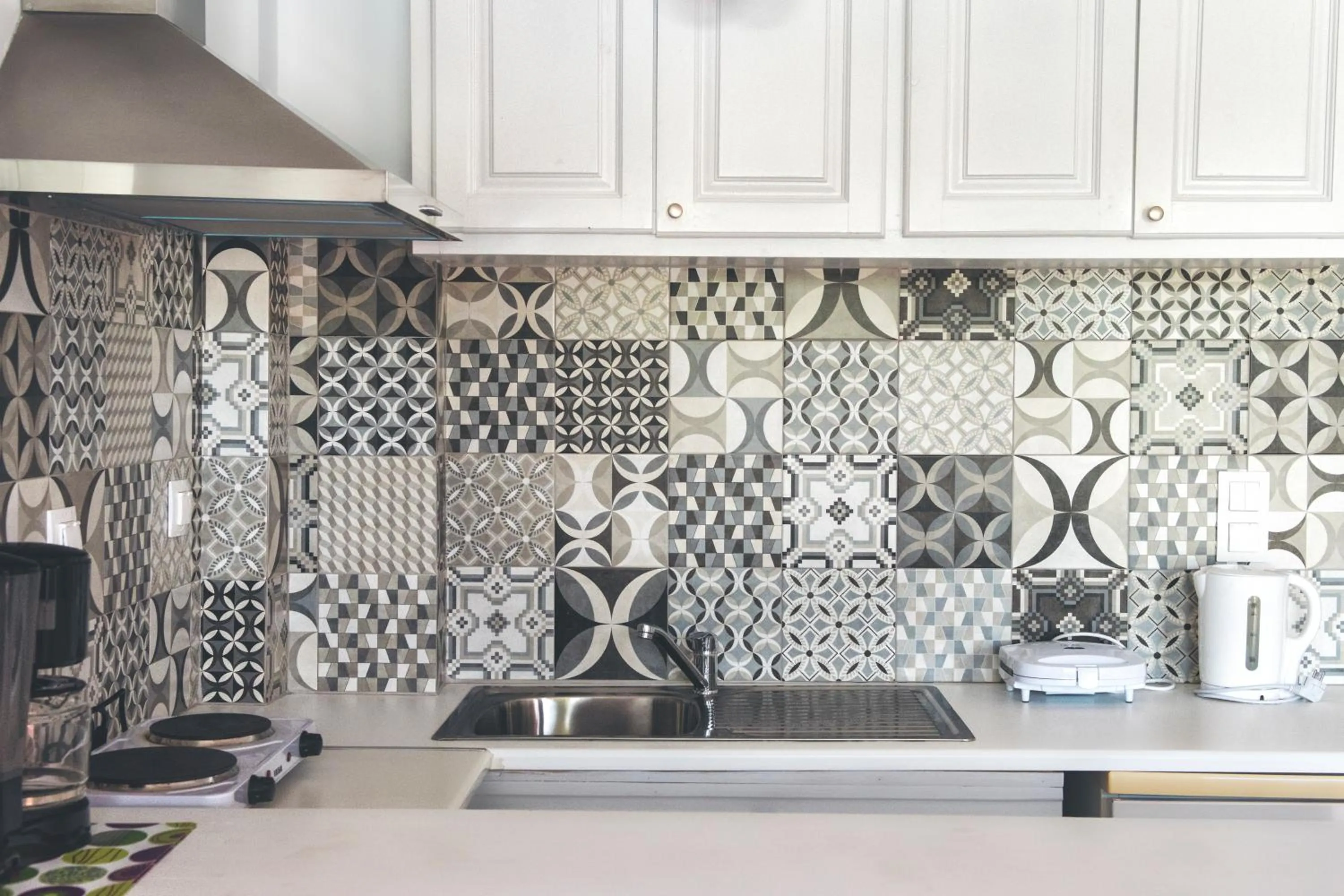 Kitchen or kitchenette in The Palm Garden - Idyllic Pool Apartments in a Green Oasis