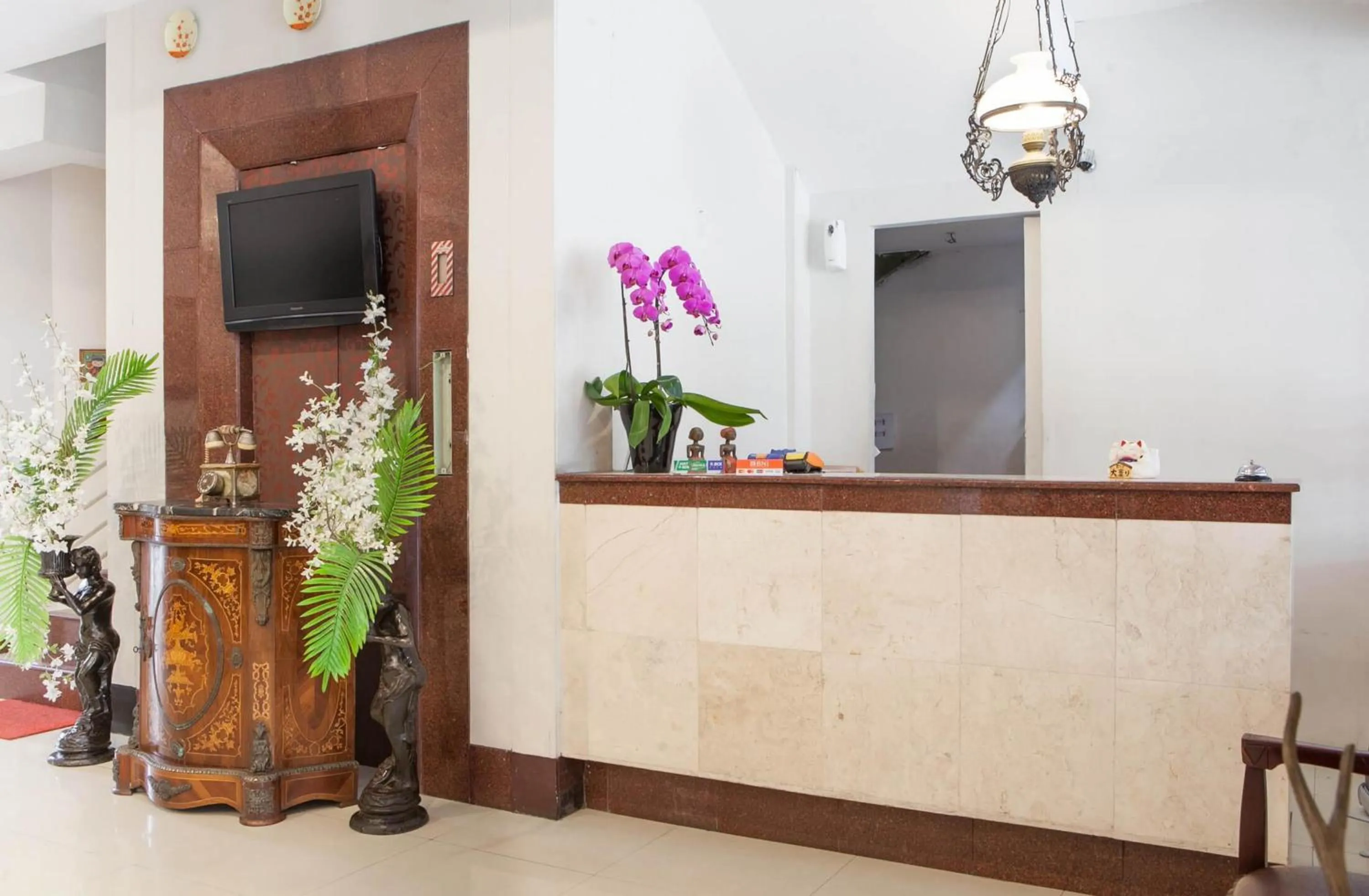 Lobby or reception in RedDoorz Near Trans Studio Mall 3