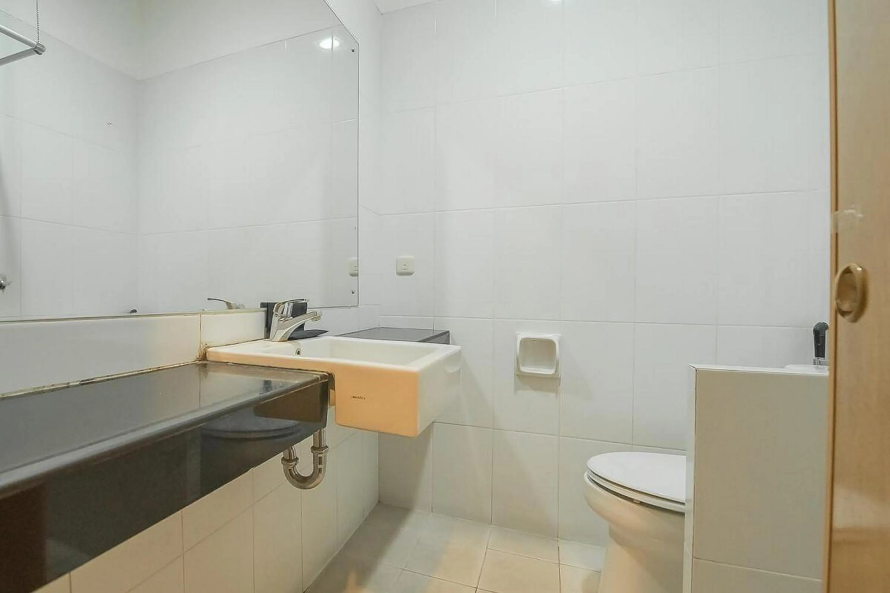 Bathroom in RedDoorz Near Trans Studio Mall 3