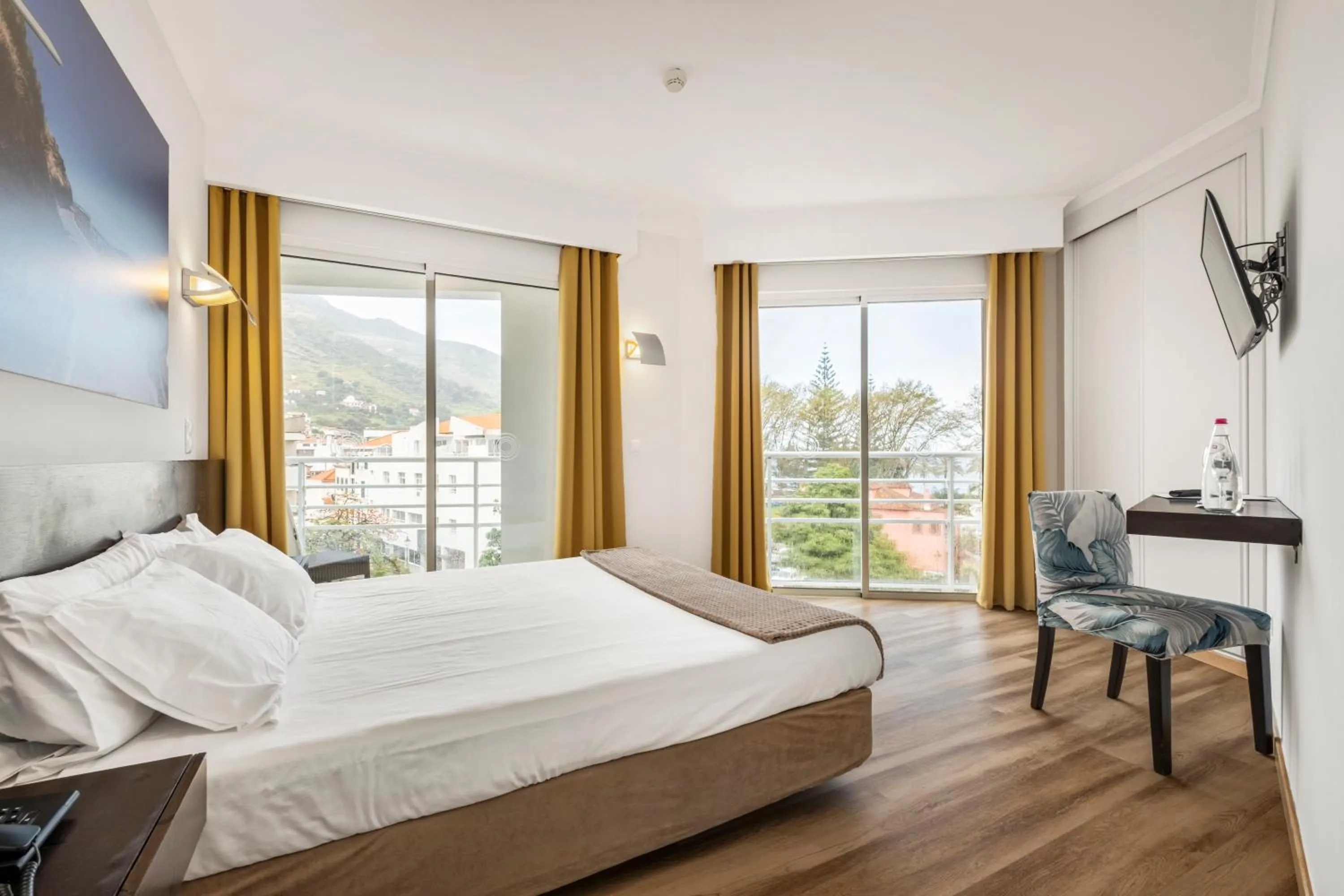 Bedroom, Bed in White Waters Hotel