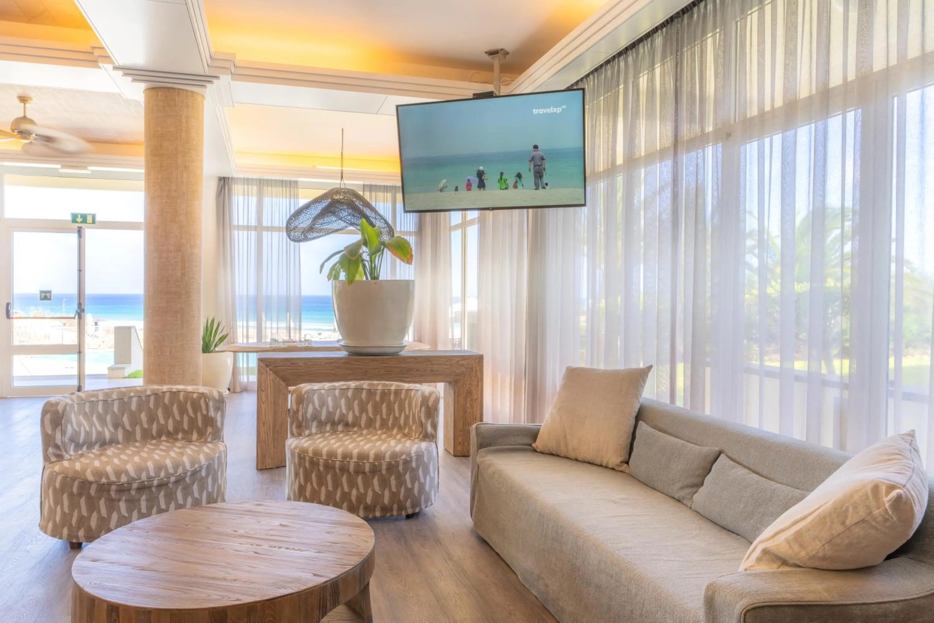 Communal lounge/ TV room in Vila Baleira Suites