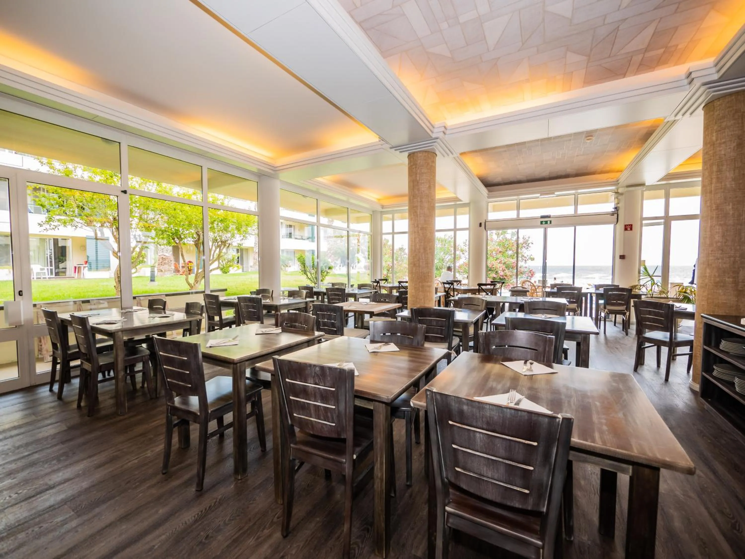 Restaurant/places to eat in Vila Baleira Suites