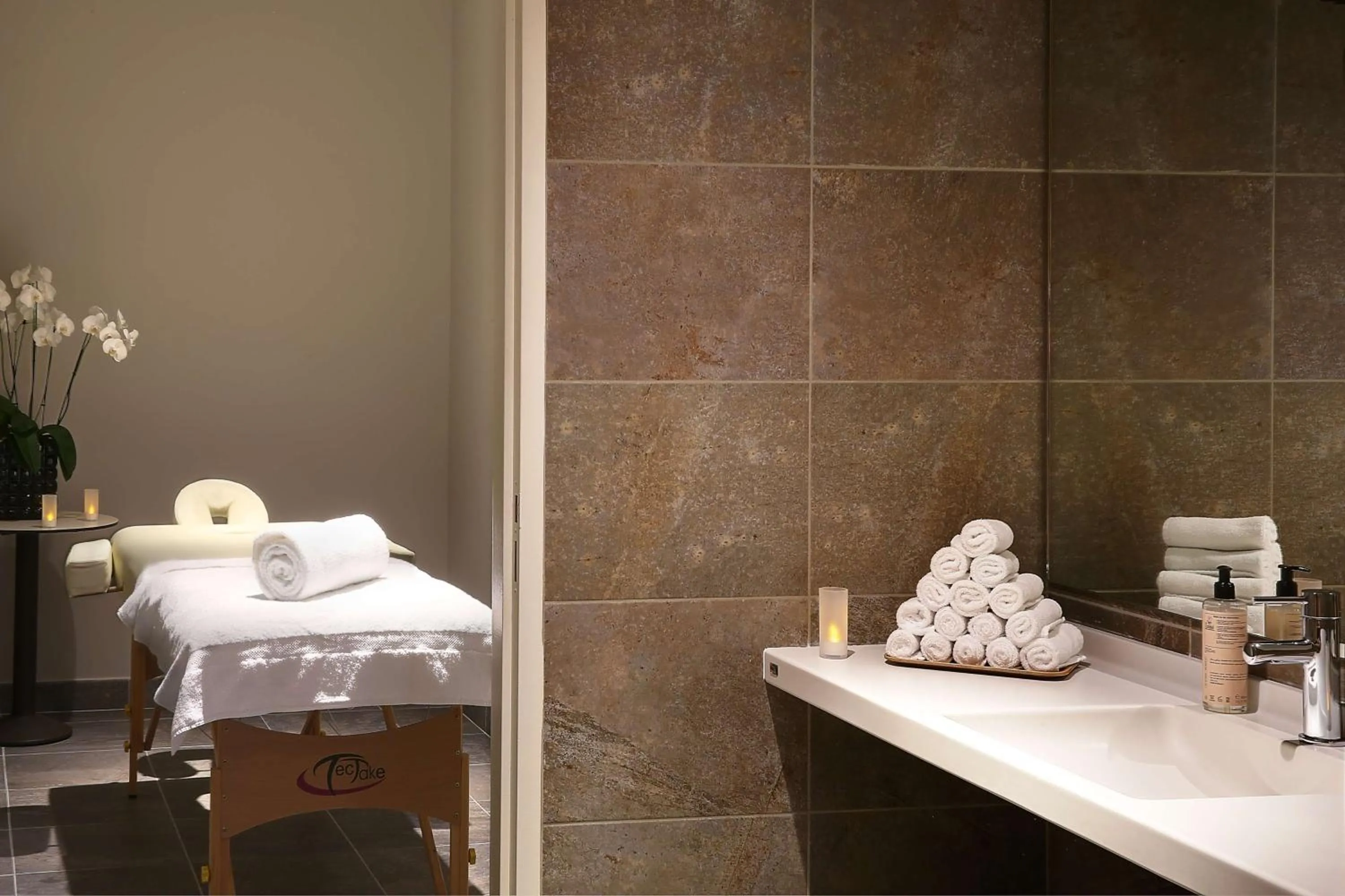 Spa and wellness centre/facilities in Best Western Plus Paris Meudon Ermitage