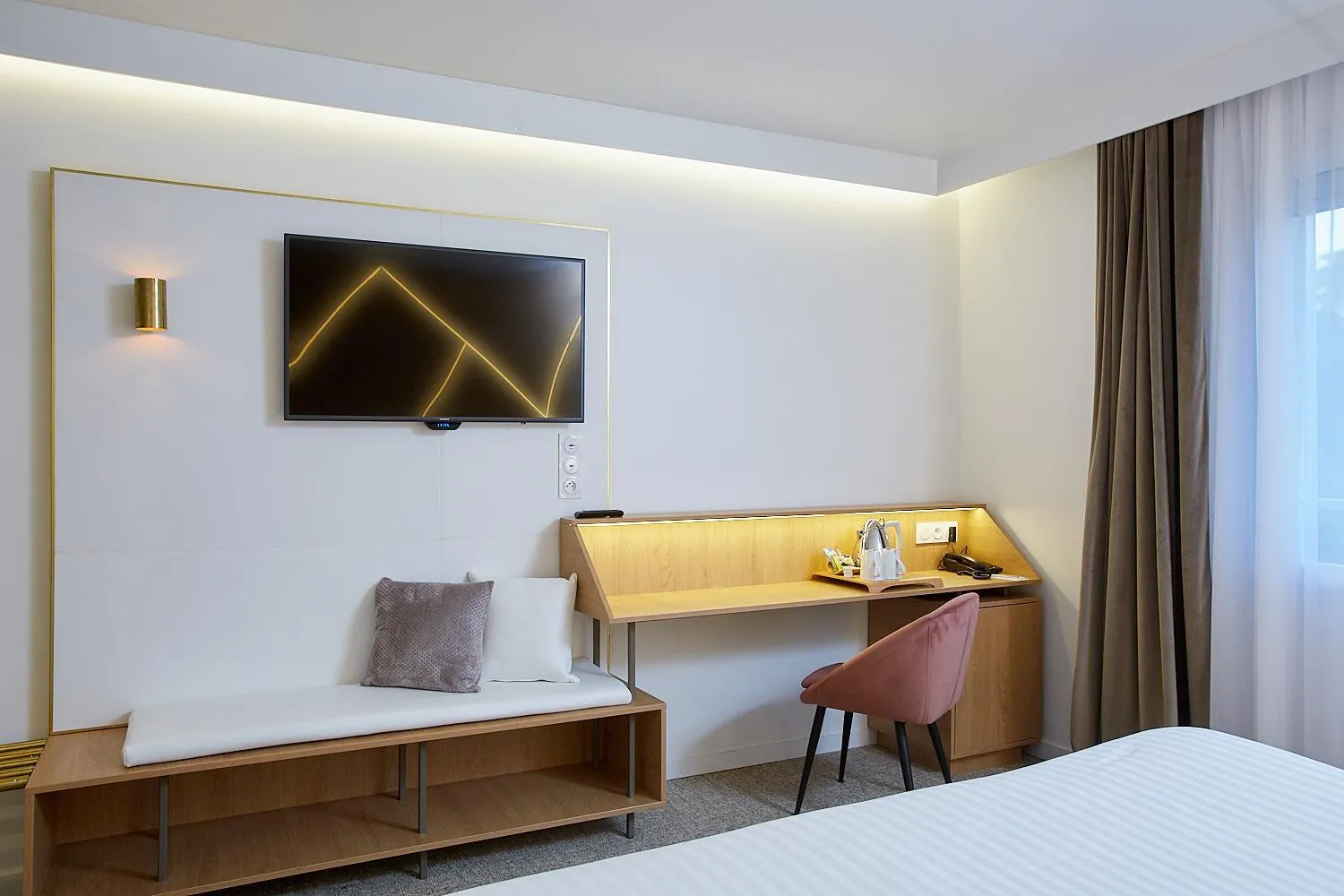 Living room, Bed in Best Western Plus Paris Meudon Ermitage