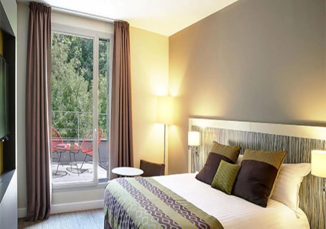 Bedroom, Bed in Best Western Plus Paris Meudon Ermitage