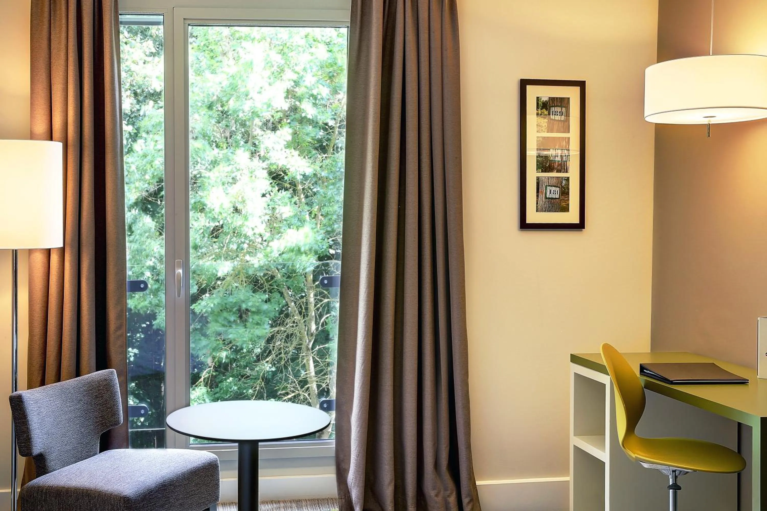 Bedroom in Best Western Plus Paris Meudon Ermitage