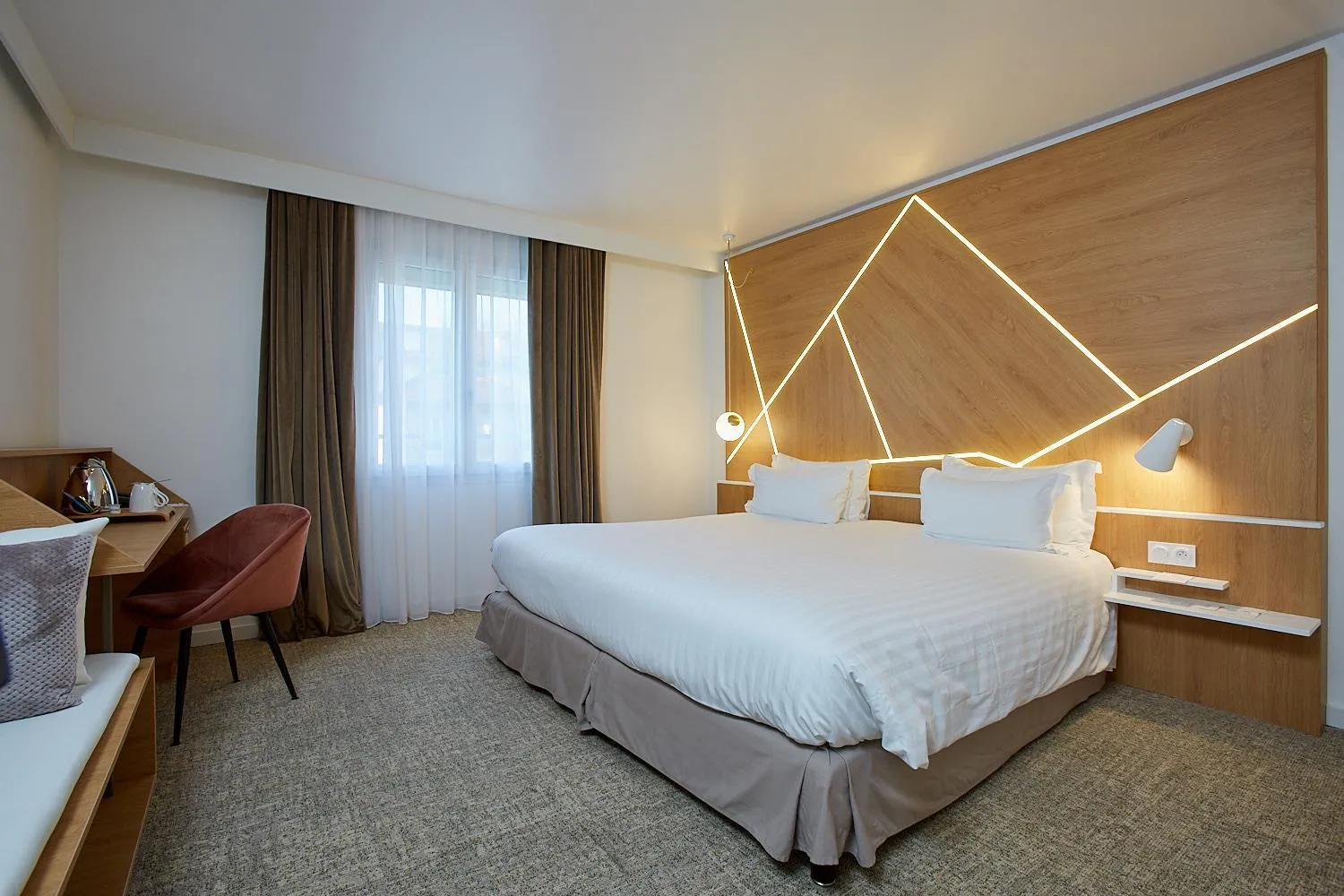 Bed in Best Western Plus Paris Meudon Ermitage