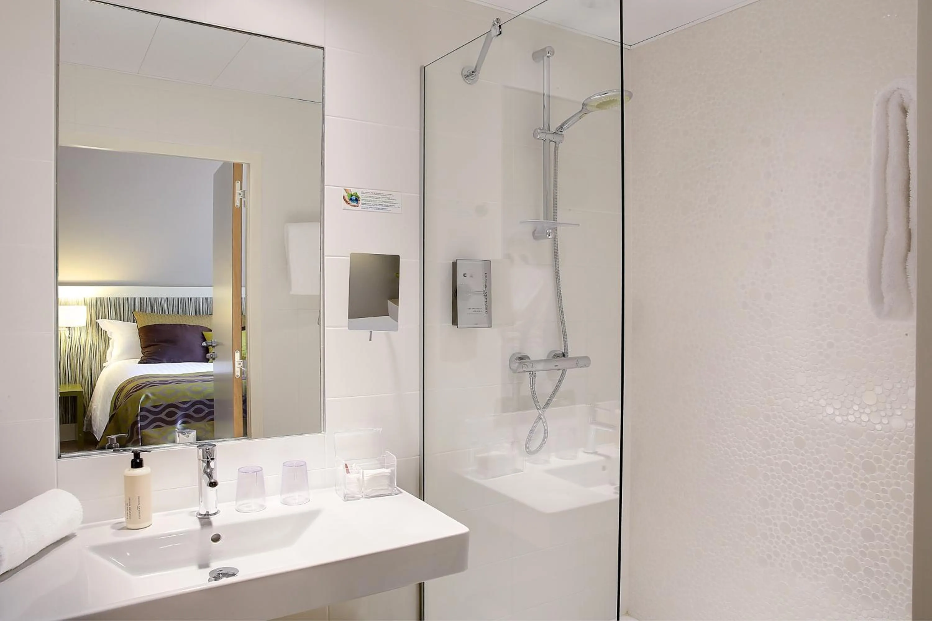 Bedroom in Best Western Plus Paris Meudon Ermitage