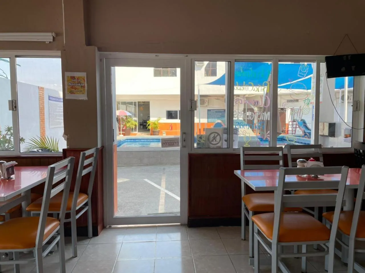 Restaurant/places to eat in Hotel Moreno