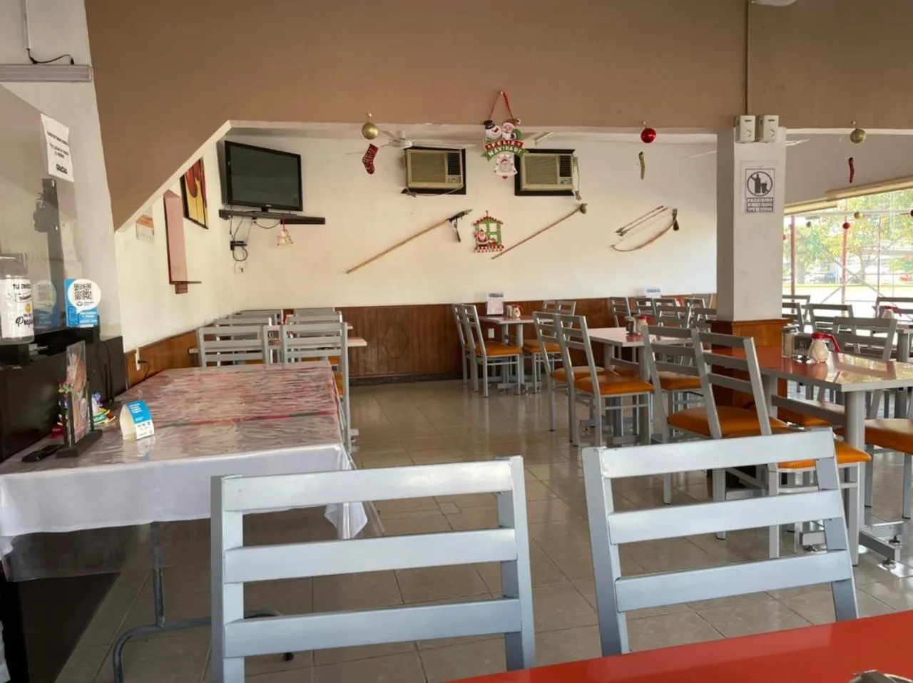 Restaurant/places to eat in Hotel Moreno