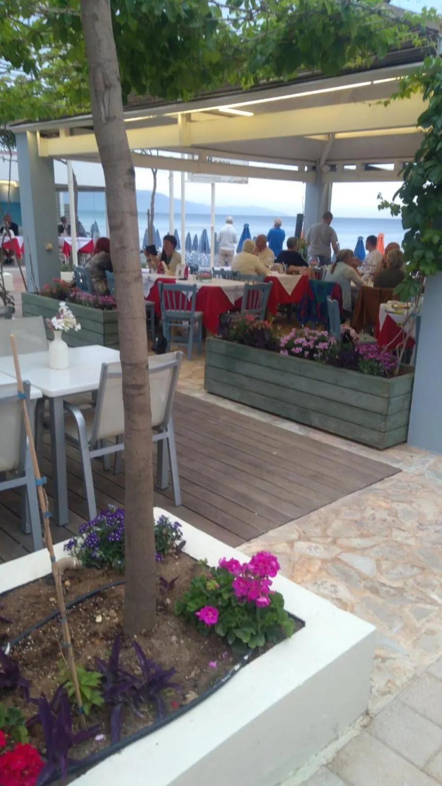 Restaurant/places to eat in Melina Beach