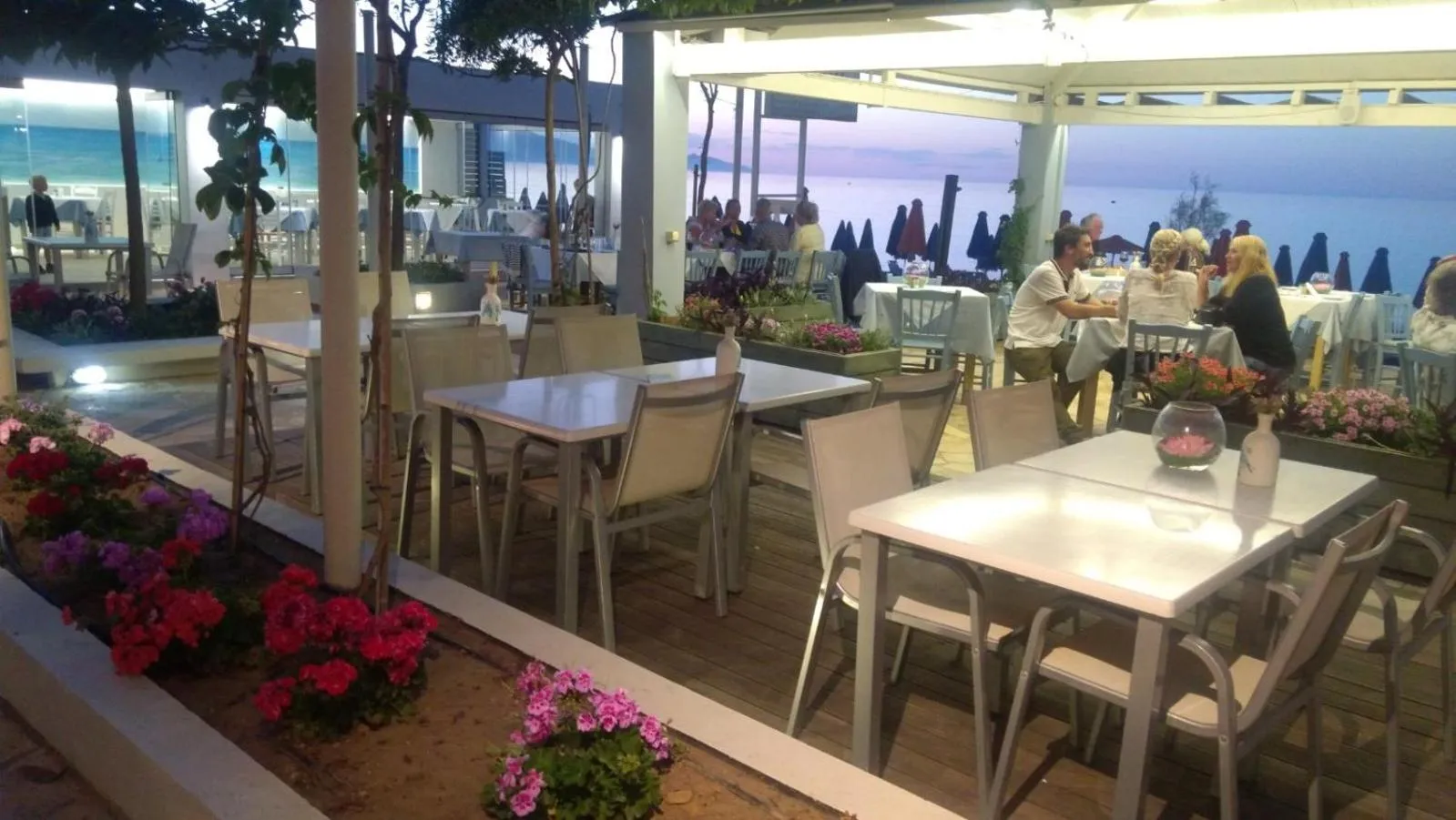 Restaurant/places to eat in Melina Beach