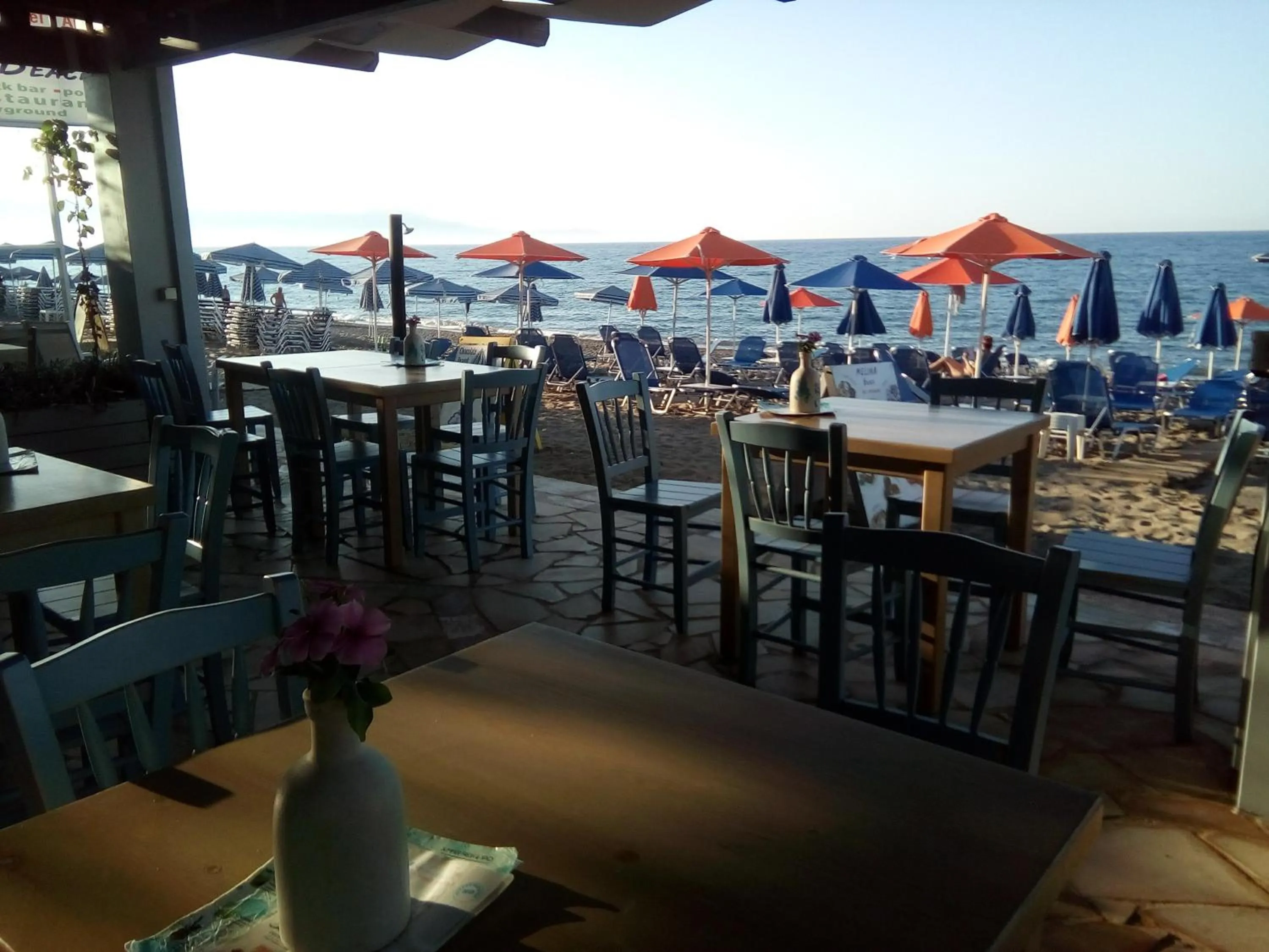 Restaurant/places to eat in Melina Beach