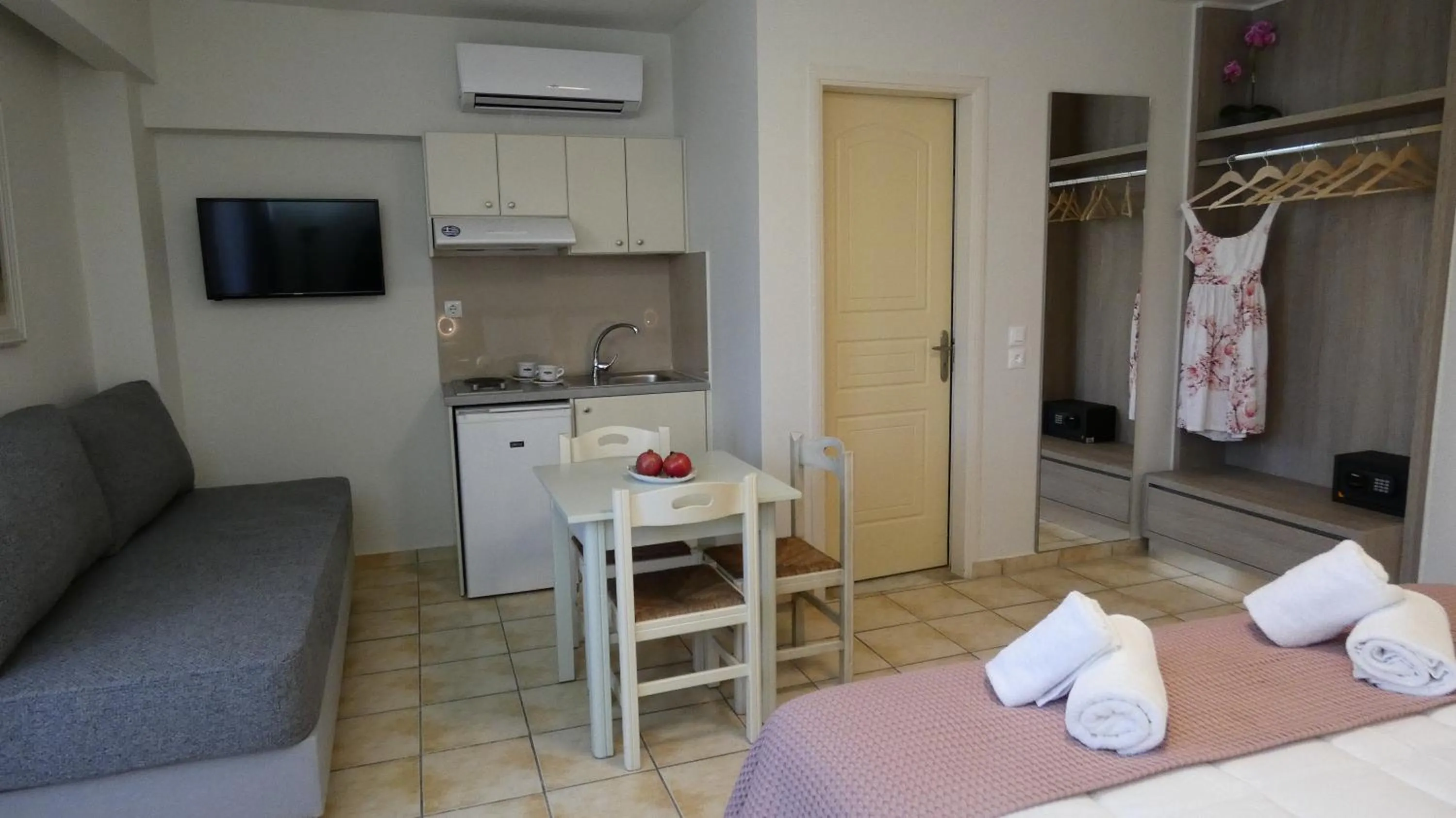 Seating area, Bed in Melina Beach