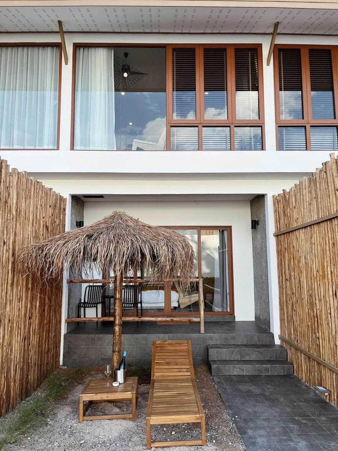 Seating area in Rimtalay Resort Koh Larn