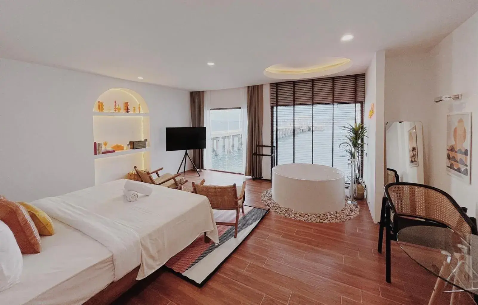 Bedroom, Bed in Rimtalay Resort Koh Larn Bedroom, Bed in Rimtalay Resort Koh Larn