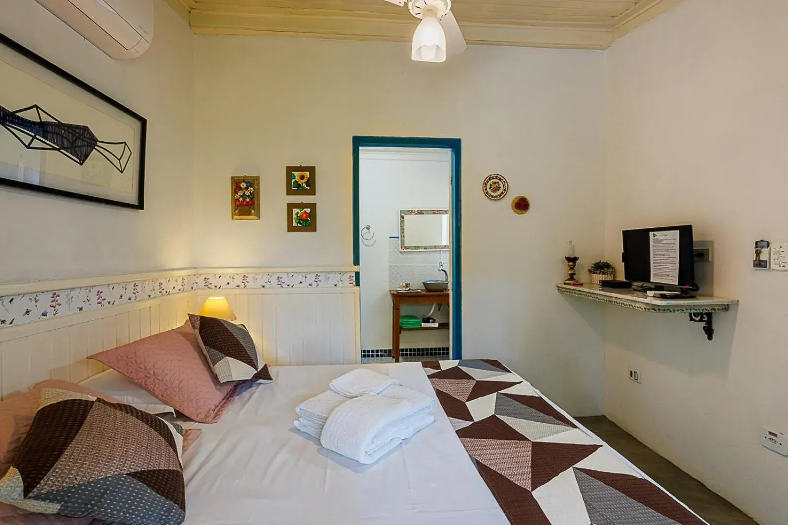Small Double Room - single occupancy in Pouso Caminho das Artes Small Double Room - single occupancy in Pouso Caminho das Artes