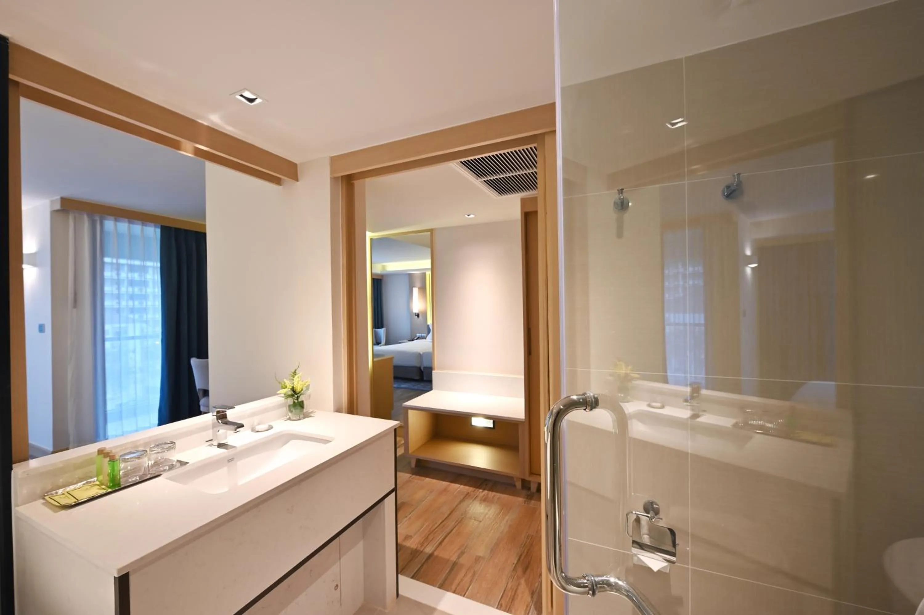 Shower in M Pattaya Hotel - SHA Extra Plus