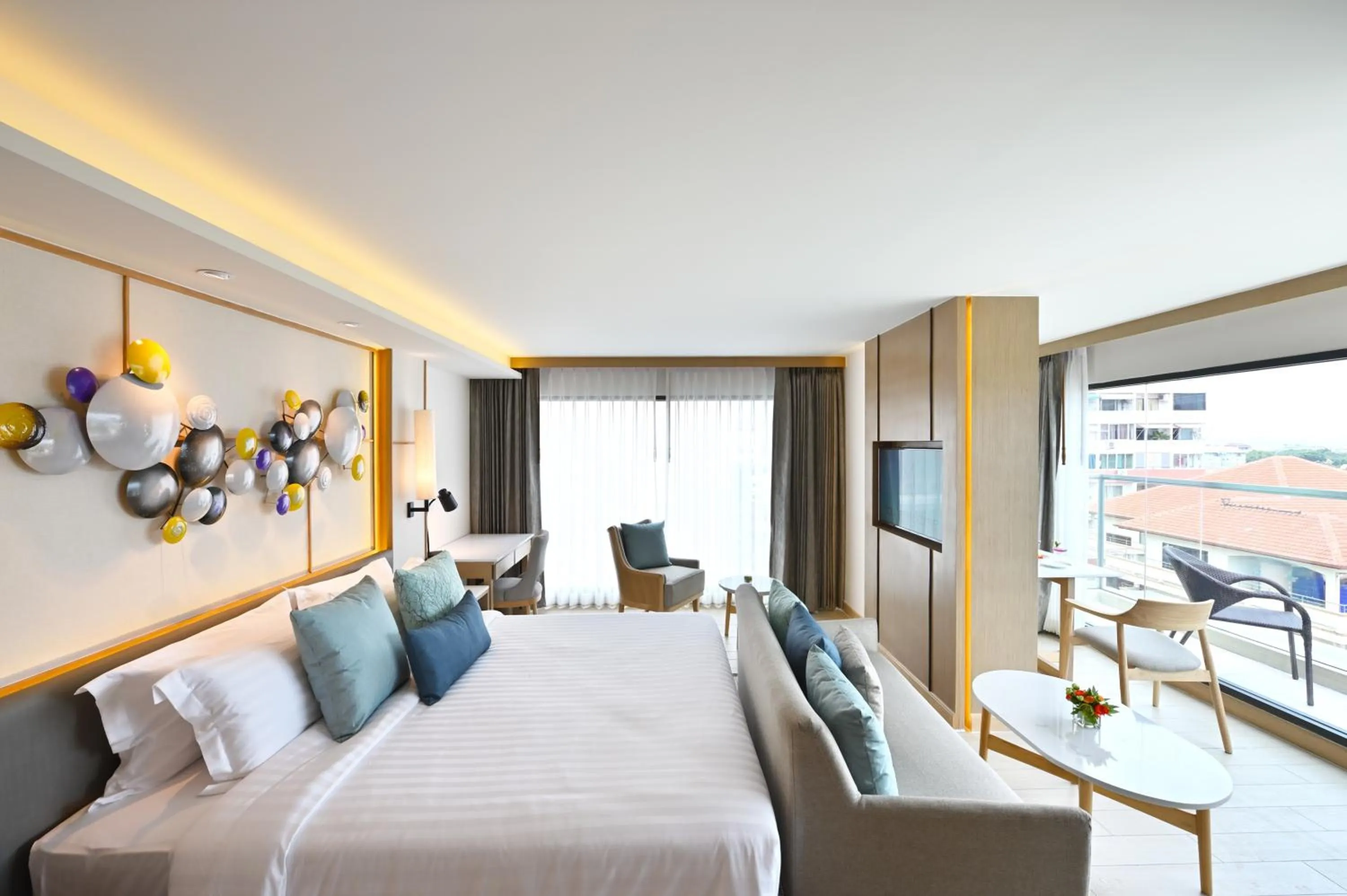 Seating area, Bed in M Pattaya Hotel - SHA Extra Plus