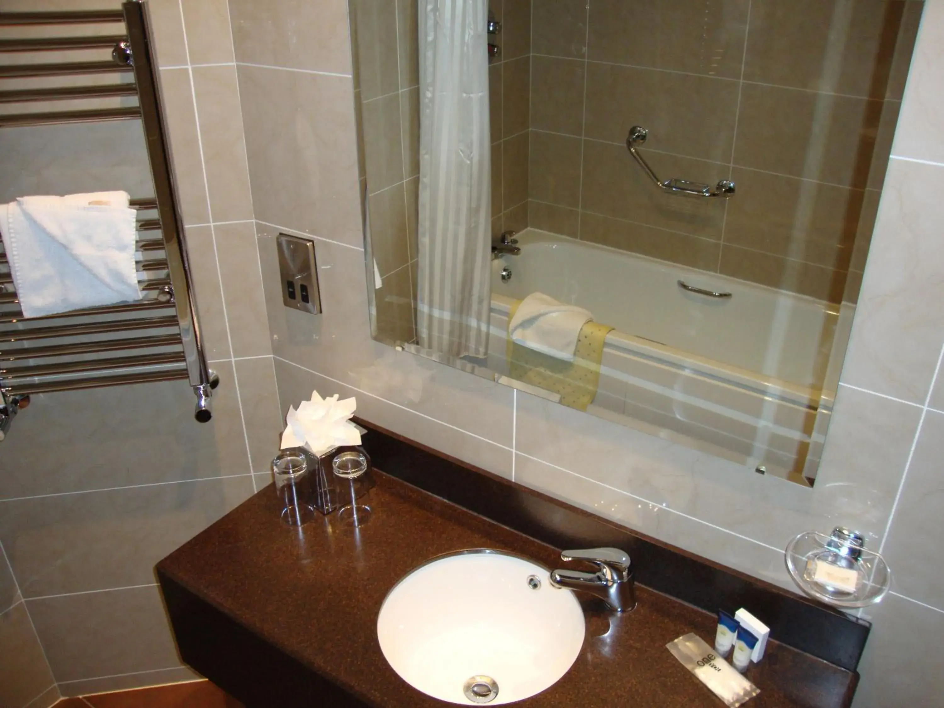 Bathroom in Ard Ri House Hotel