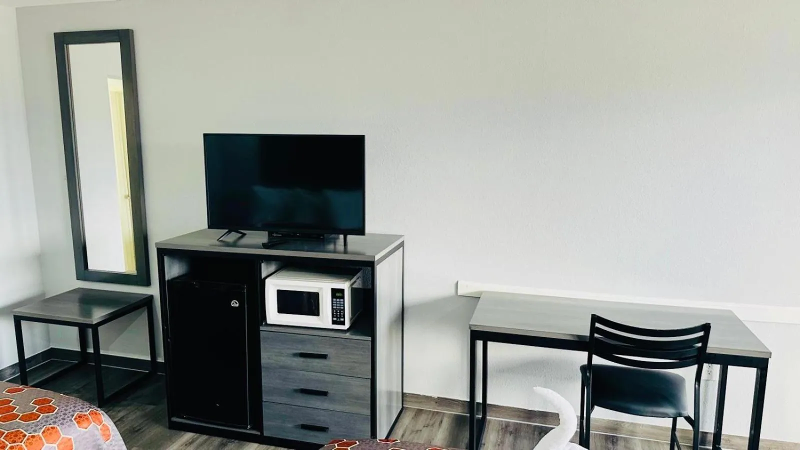 TV and multimedia in Executive Inn and Suites Houston