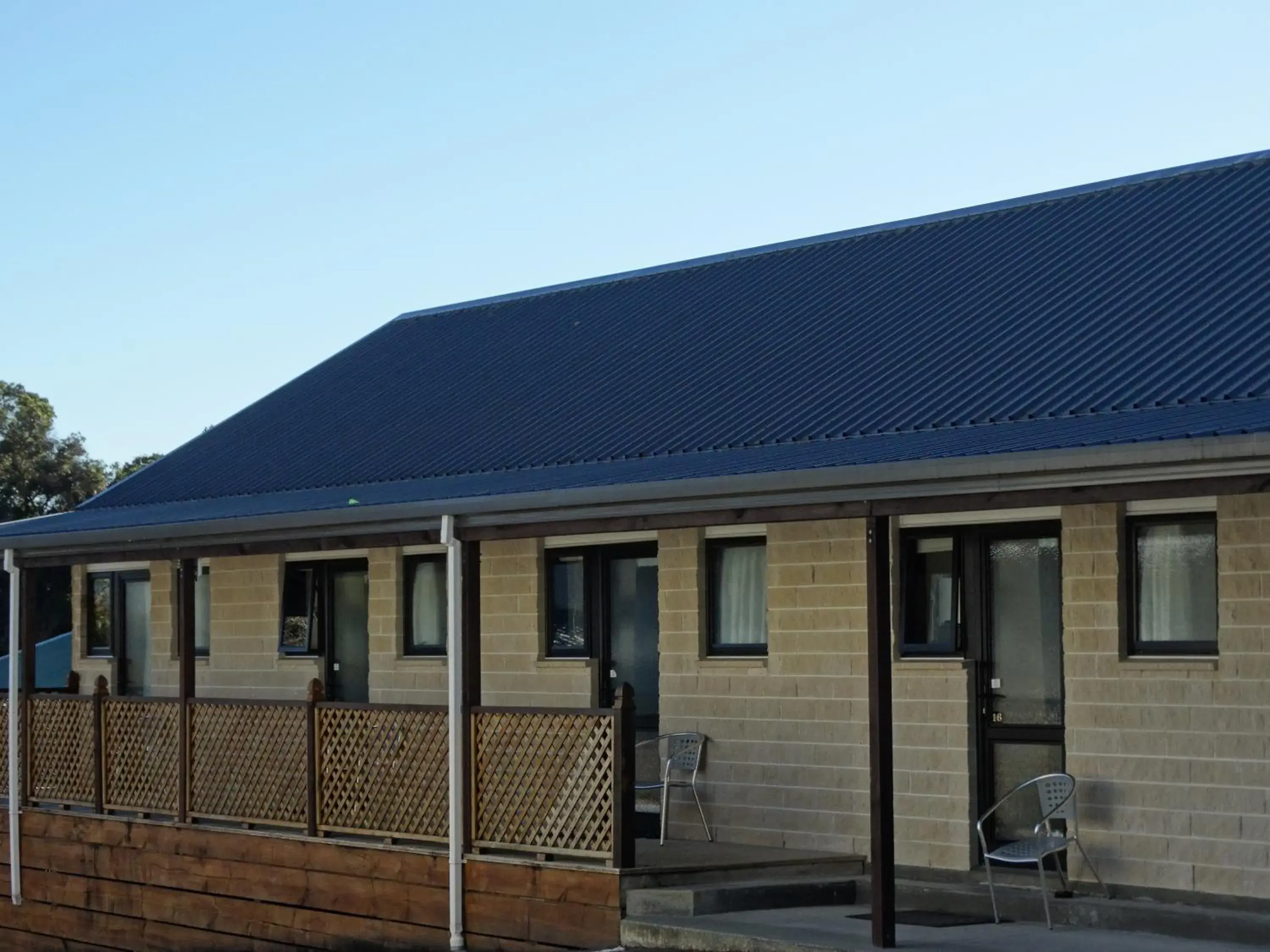 Property building in Alpine Glacier Motel Property building in Alpine Glacier Motel