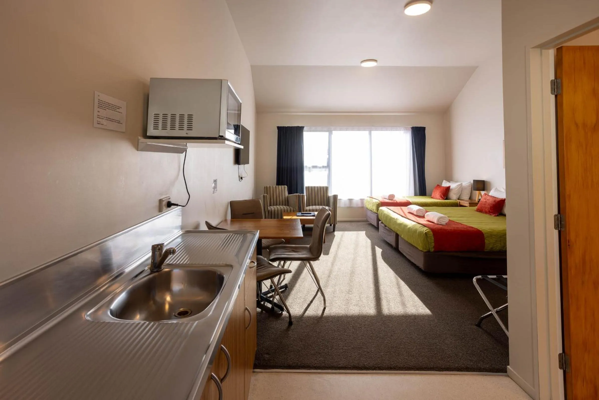 Photo of the whole room, Bed in Alpine Glacier Motel