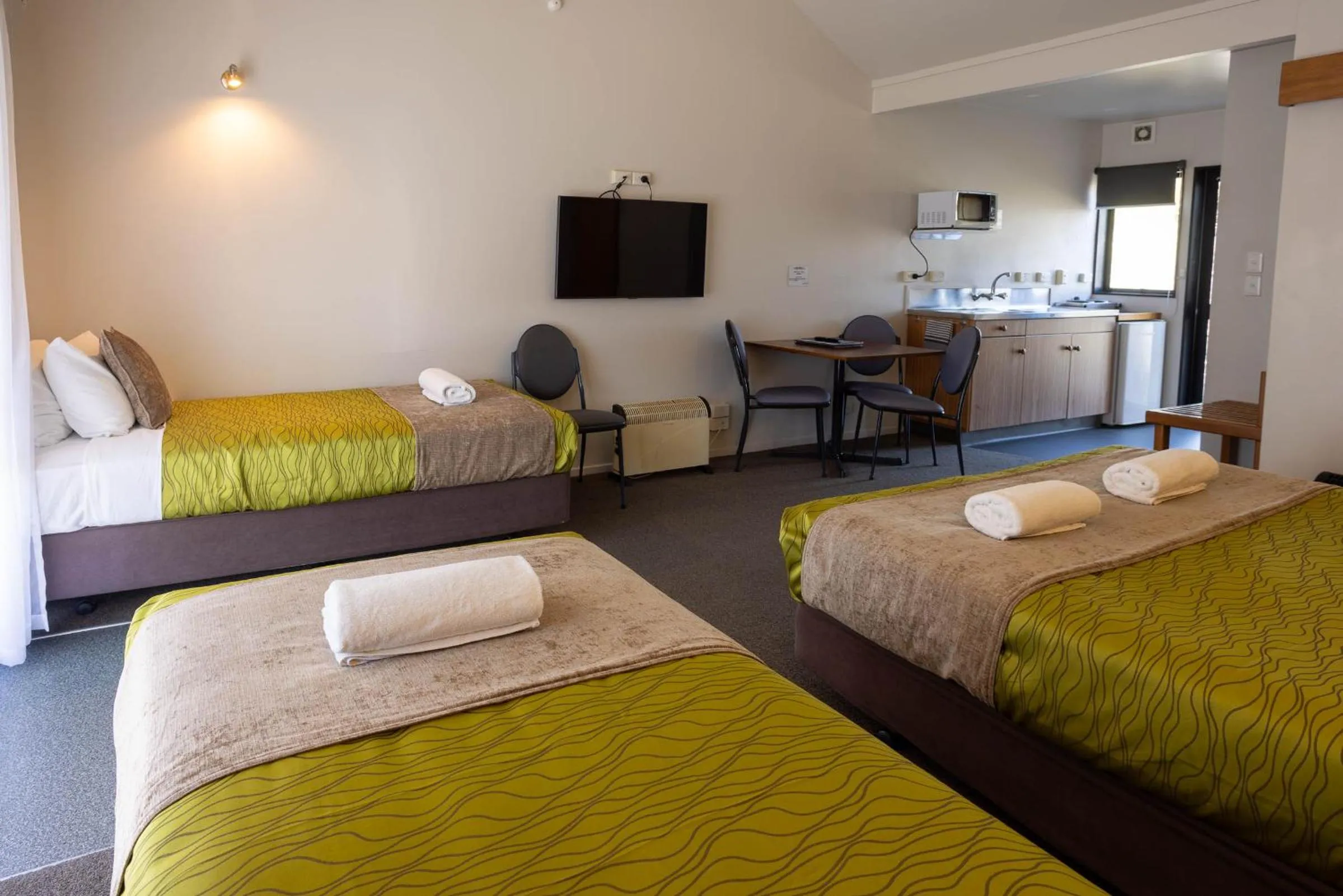 Kitchen or kitchenette, Bed in Alpine Glacier Motel