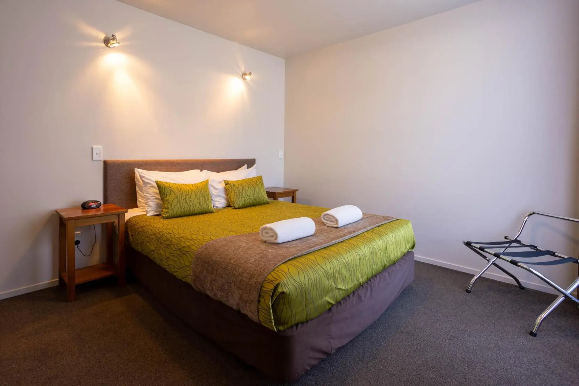 Bedroom, Bed in Alpine Glacier Motel Bedroom, Bed in Alpine Glacier Motel