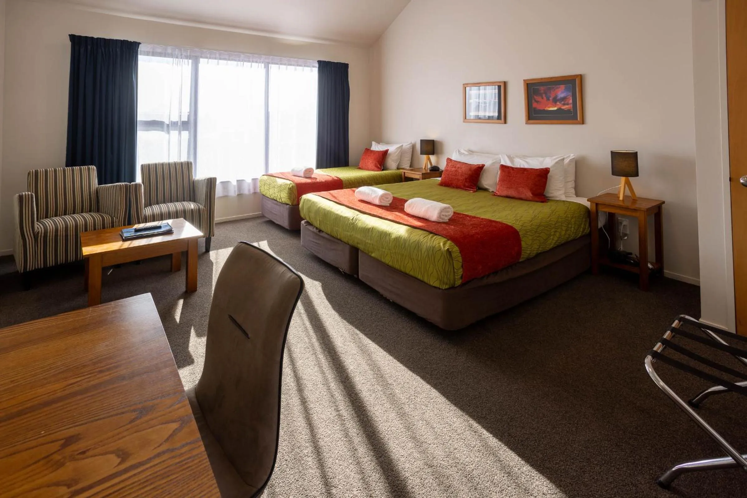 Seating area, Bed in Alpine Glacier Motel