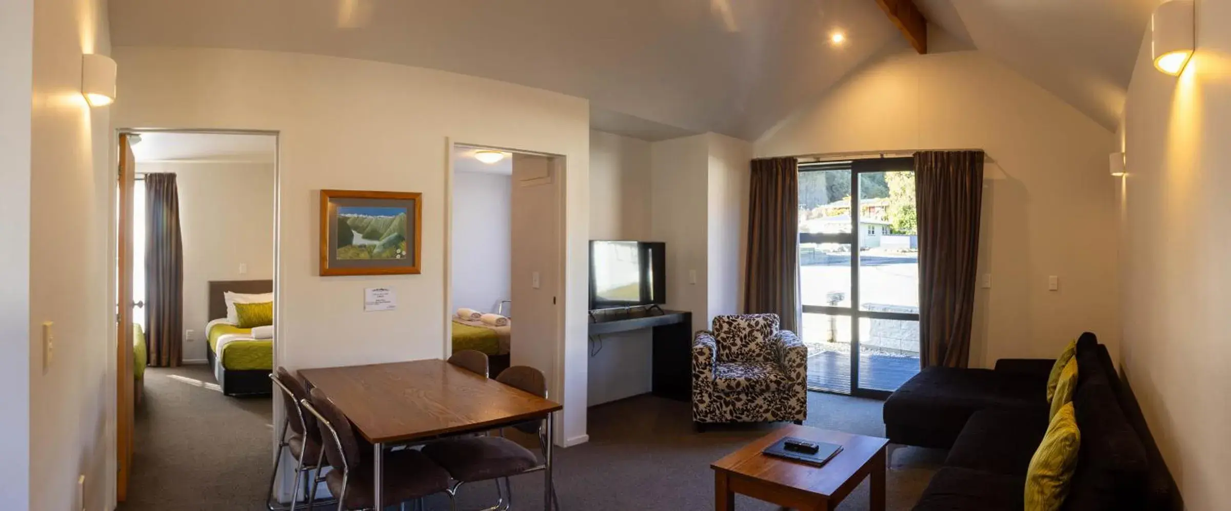 Living room in Alpine Glacier Motel Living room in Alpine Glacier Motel