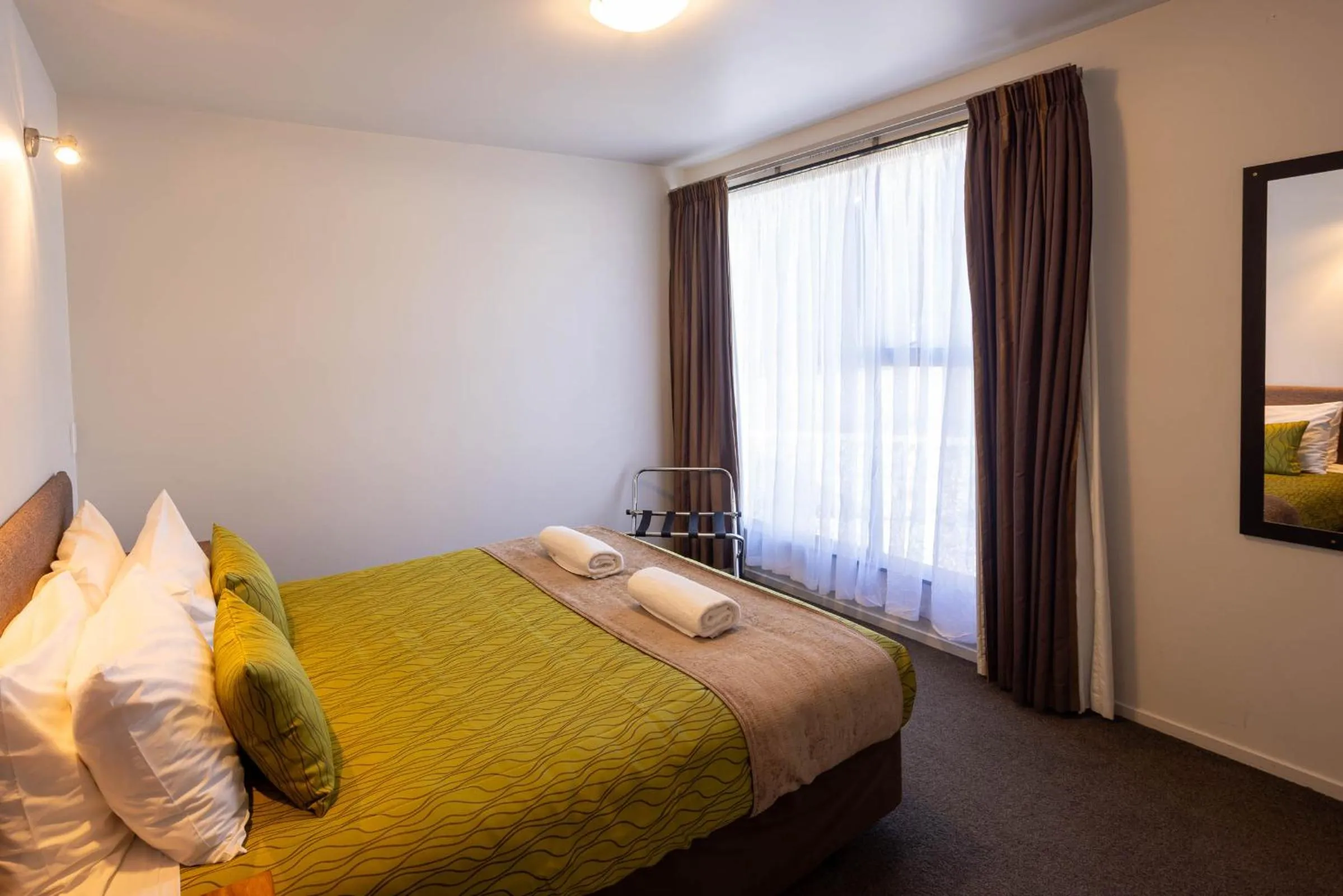 Bedroom, Bed in Alpine Glacier Motel